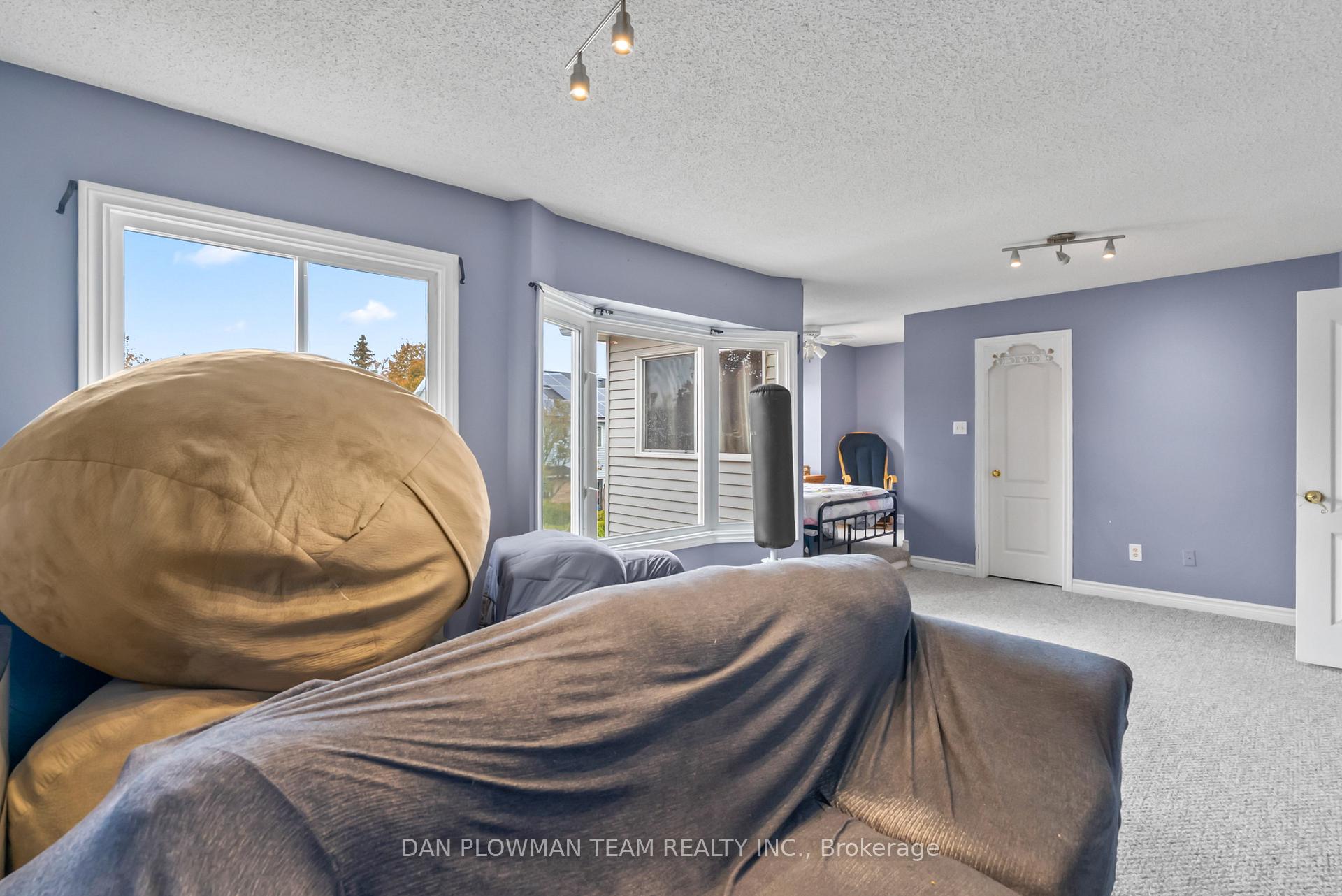 Photo 20 of 38 Hemmingway Drive, Clarington, Courtice — HOMEH