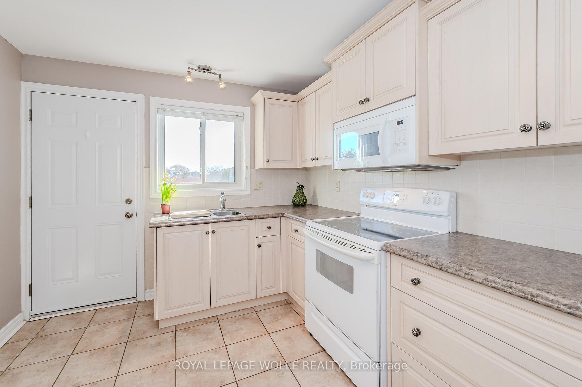 Photo 11 of Unit 33, 25 Upper Canada Drive, Kitchener — HOMEH