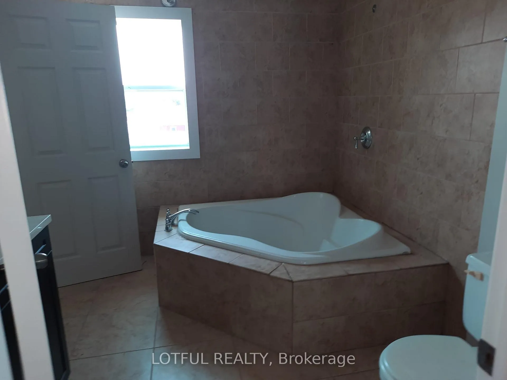 Photo 12 of Unit 3, 2084 Dundas Street, Edwardsburgh/Cardinal, Town of Cardinal — HOMEH