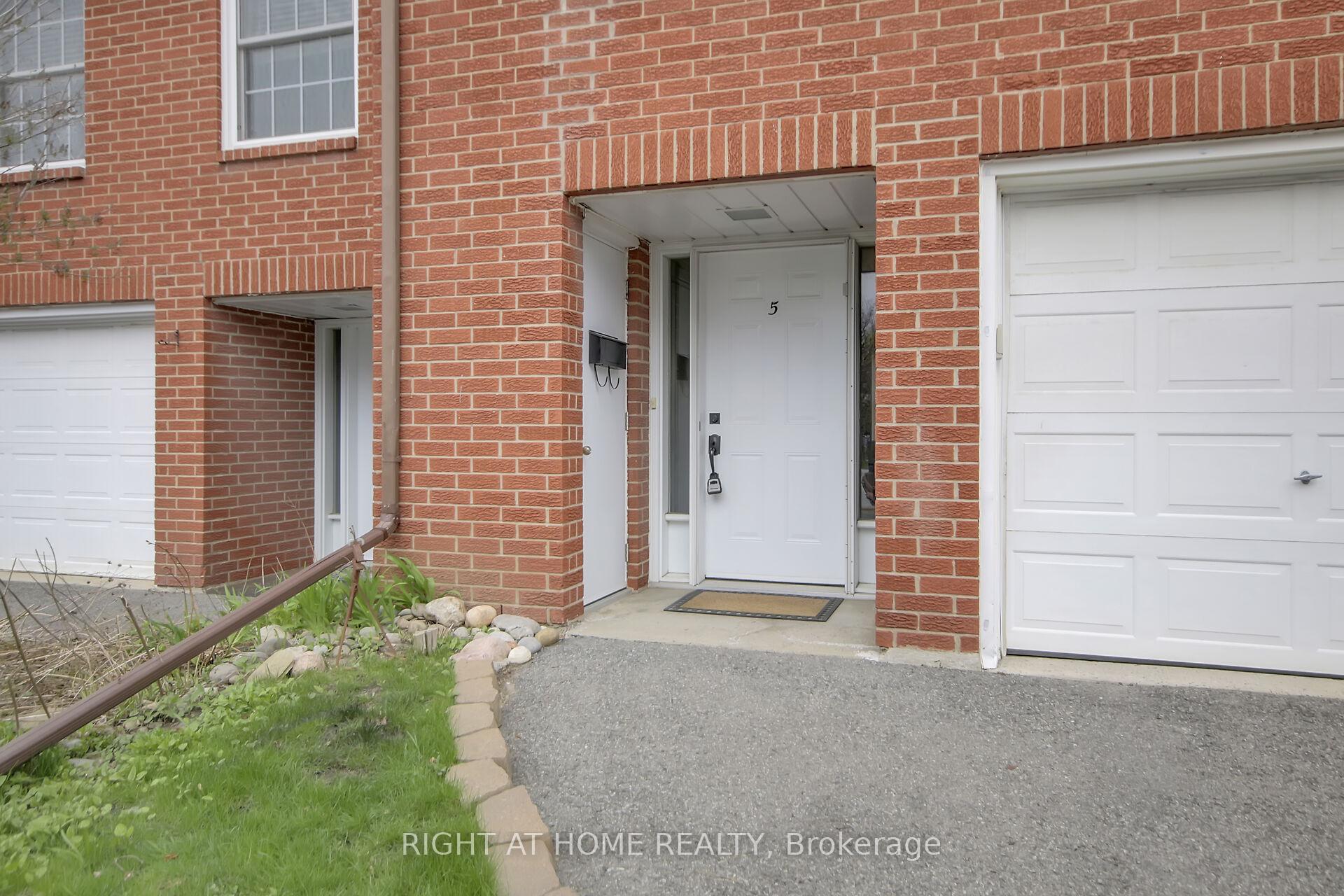 Photo 2 of 5 Moorside Private, Ottawa, Carleton Heights — HOMEH
