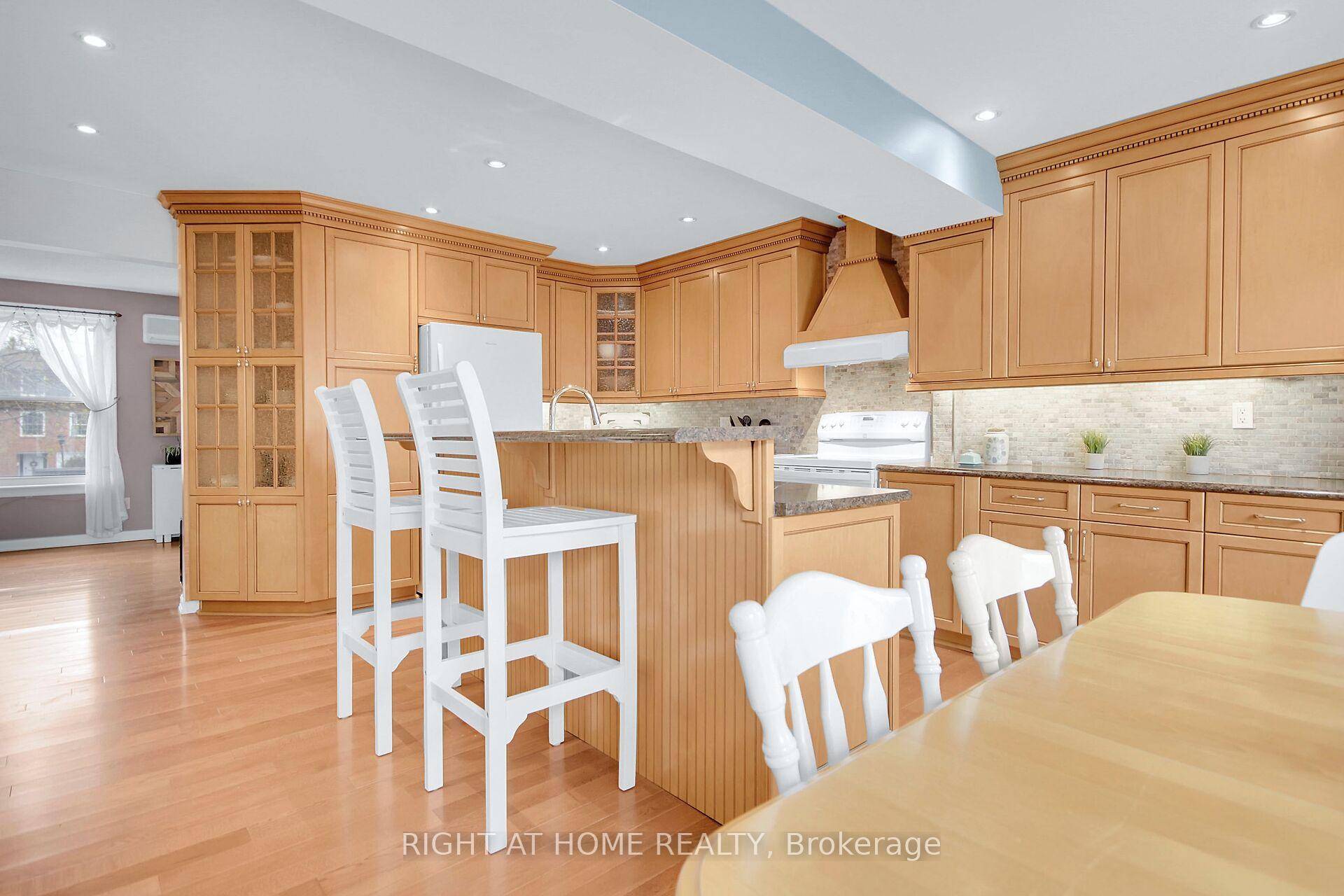 Photo 6 of 5 Moorside Private, Ottawa, Carleton Heights — HOMEH