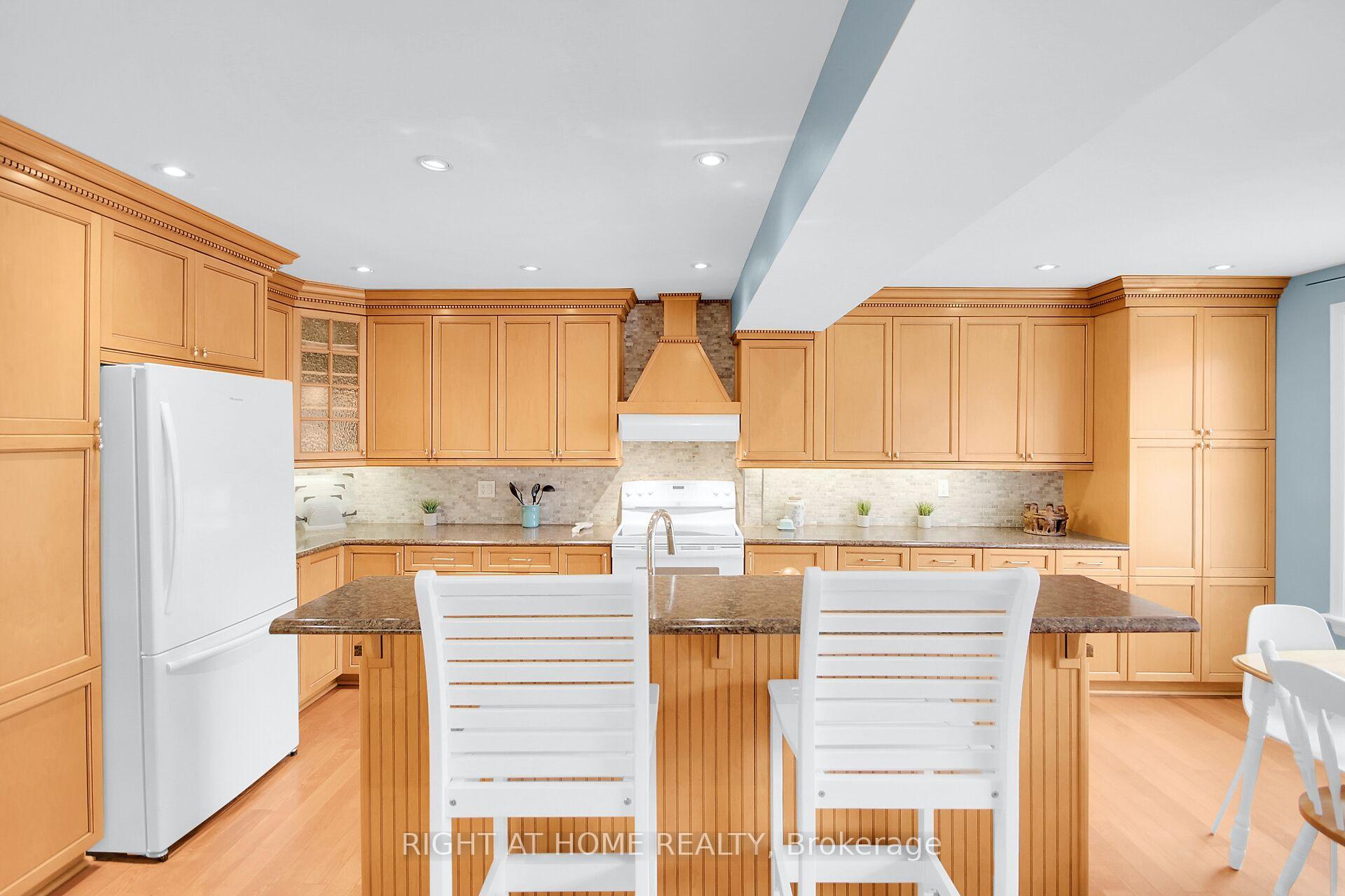 Photo 8 of 5 Moorside Private, Ottawa, Carleton Heights — HOMEH