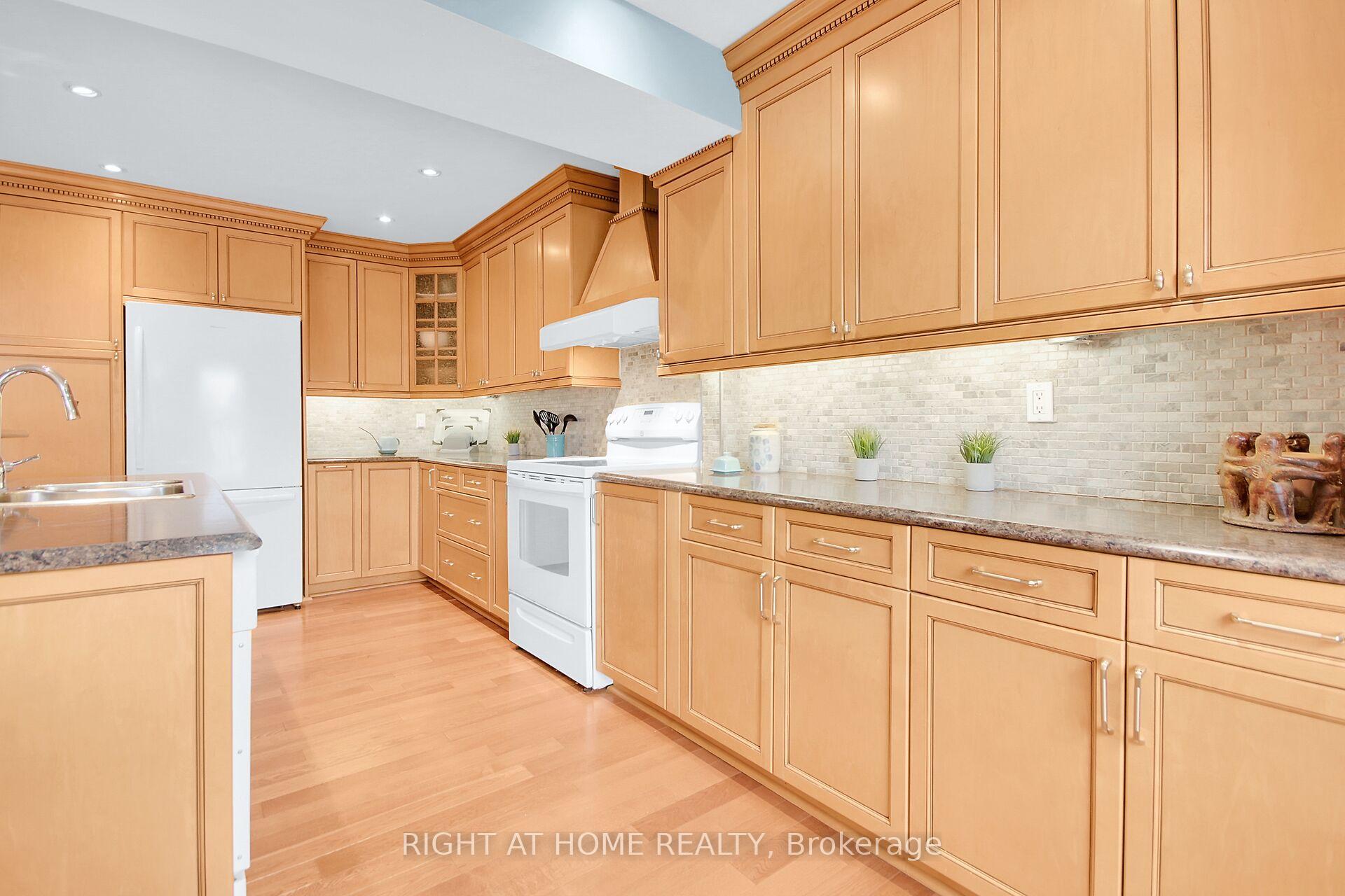 Photo 9 of 5 Moorside Private, Ottawa, Carleton Heights — HOMEH