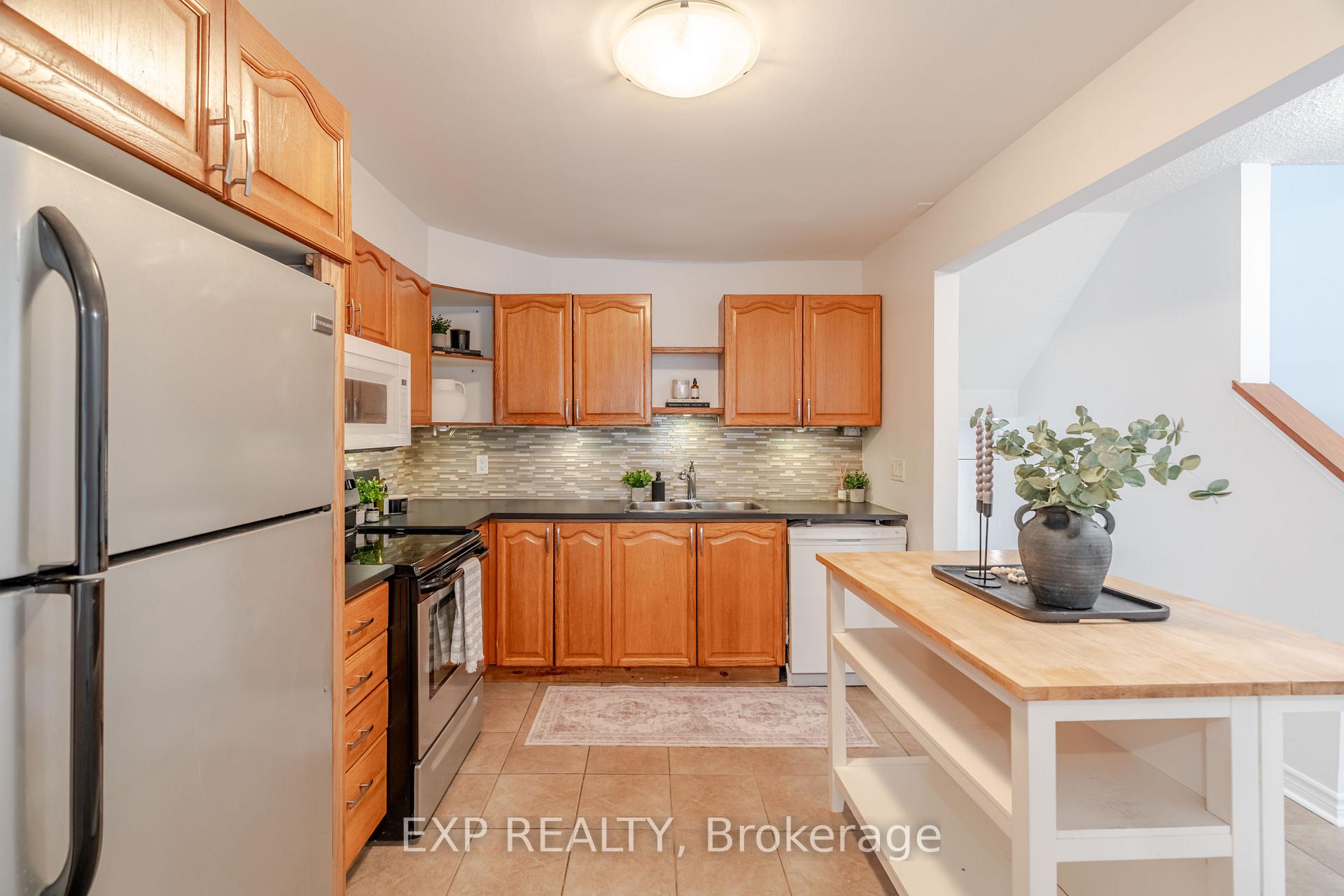 Photo 8 of 60 Alison Korn Private, Ottawa, Bells Corners — HOMEH