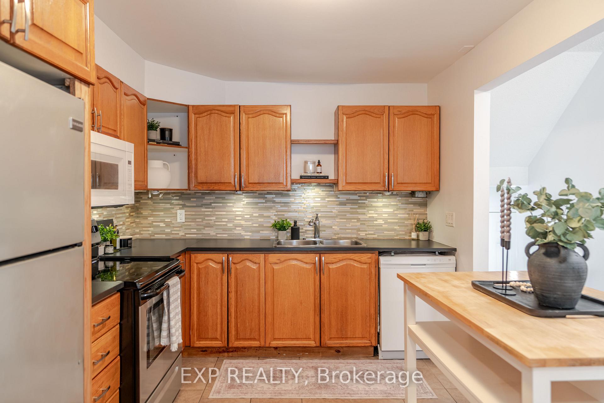 Photo 9 of 60 Alison Korn Private, Ottawa, Bells Corners — HOMEH