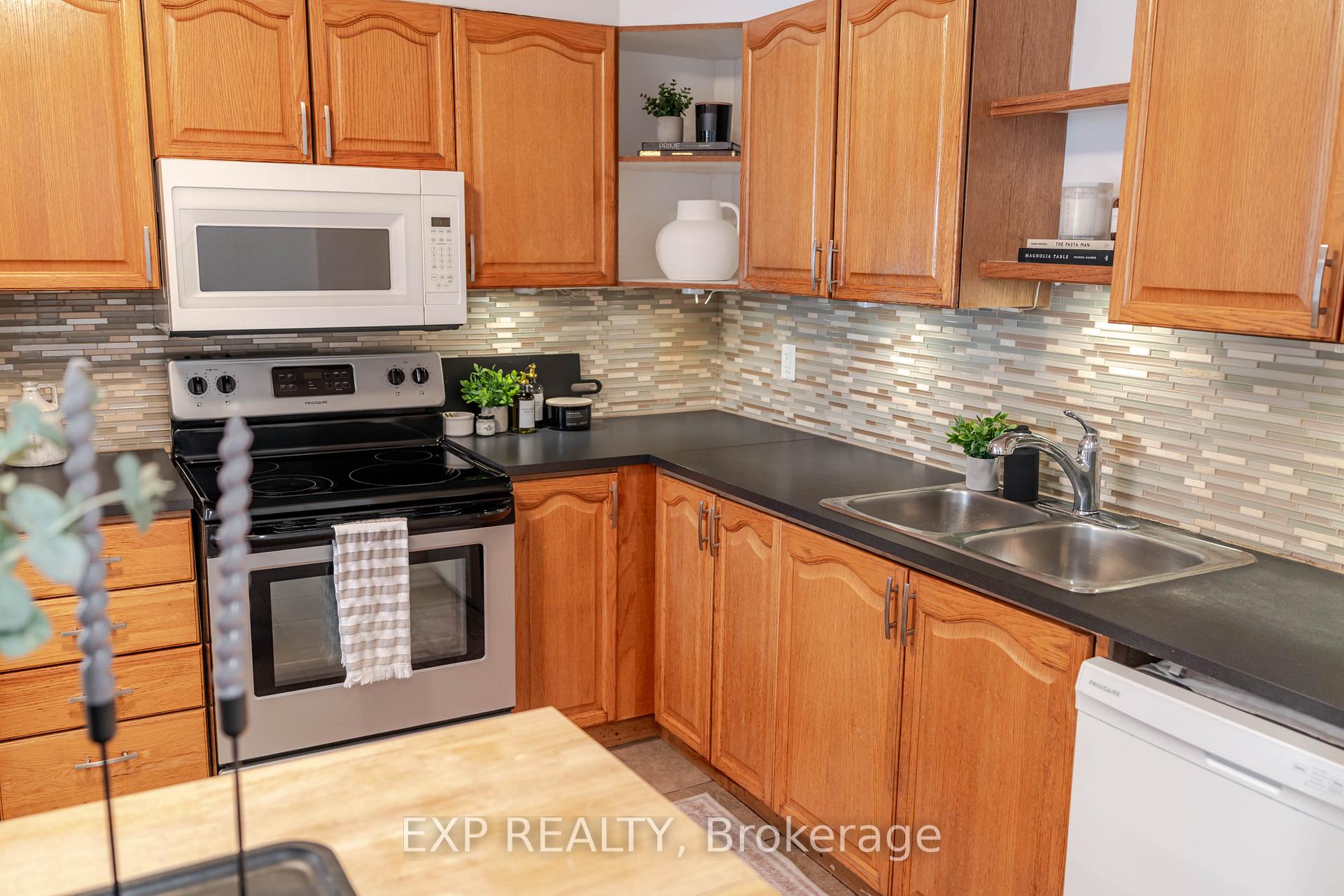 Photo 10 of 60 Alison Korn Private, Ottawa, Bells Corners — HOMEH