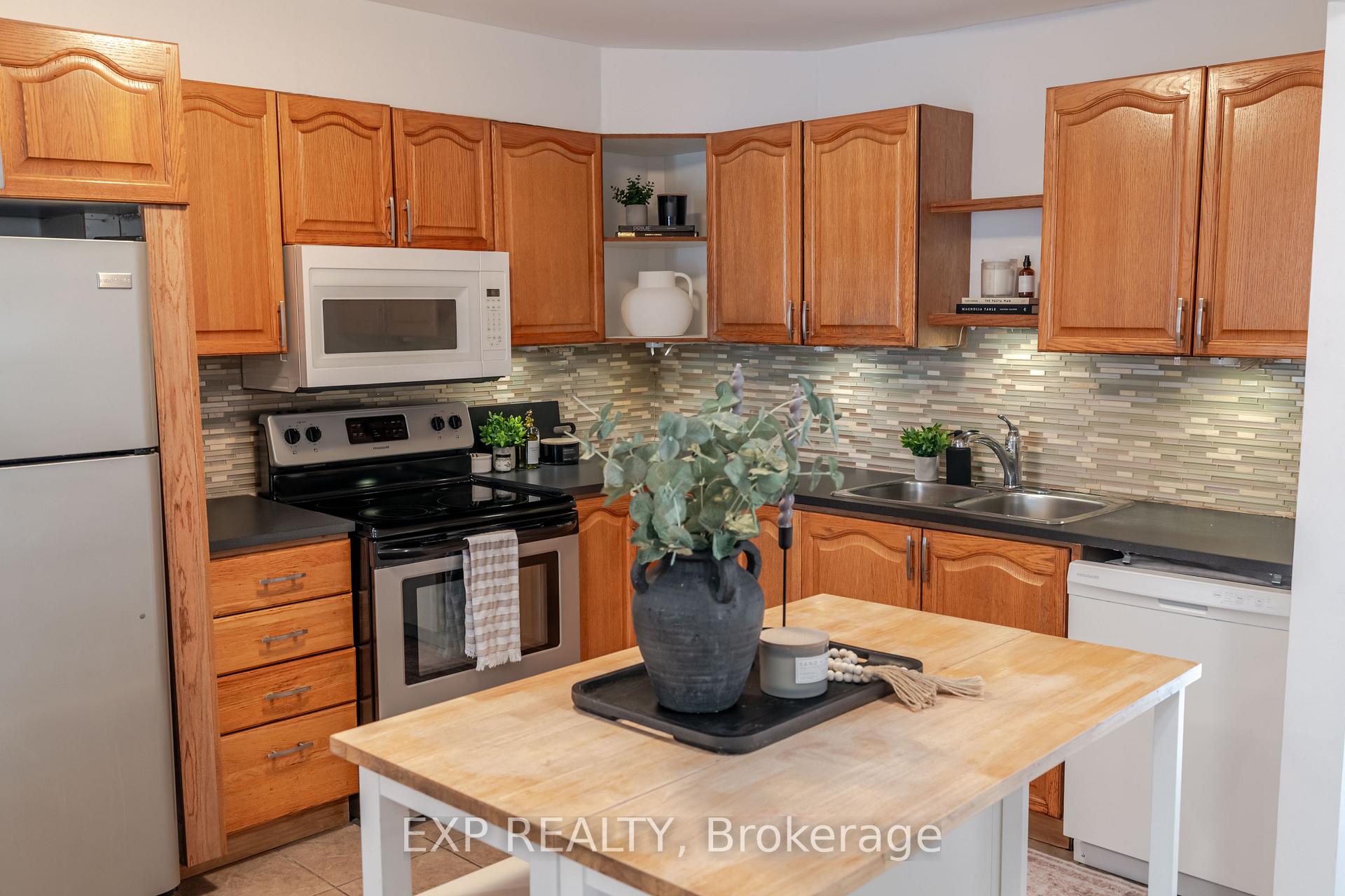 Photo 11 of 60 Alison Korn Private, Ottawa, Bells Corners — HOMEH