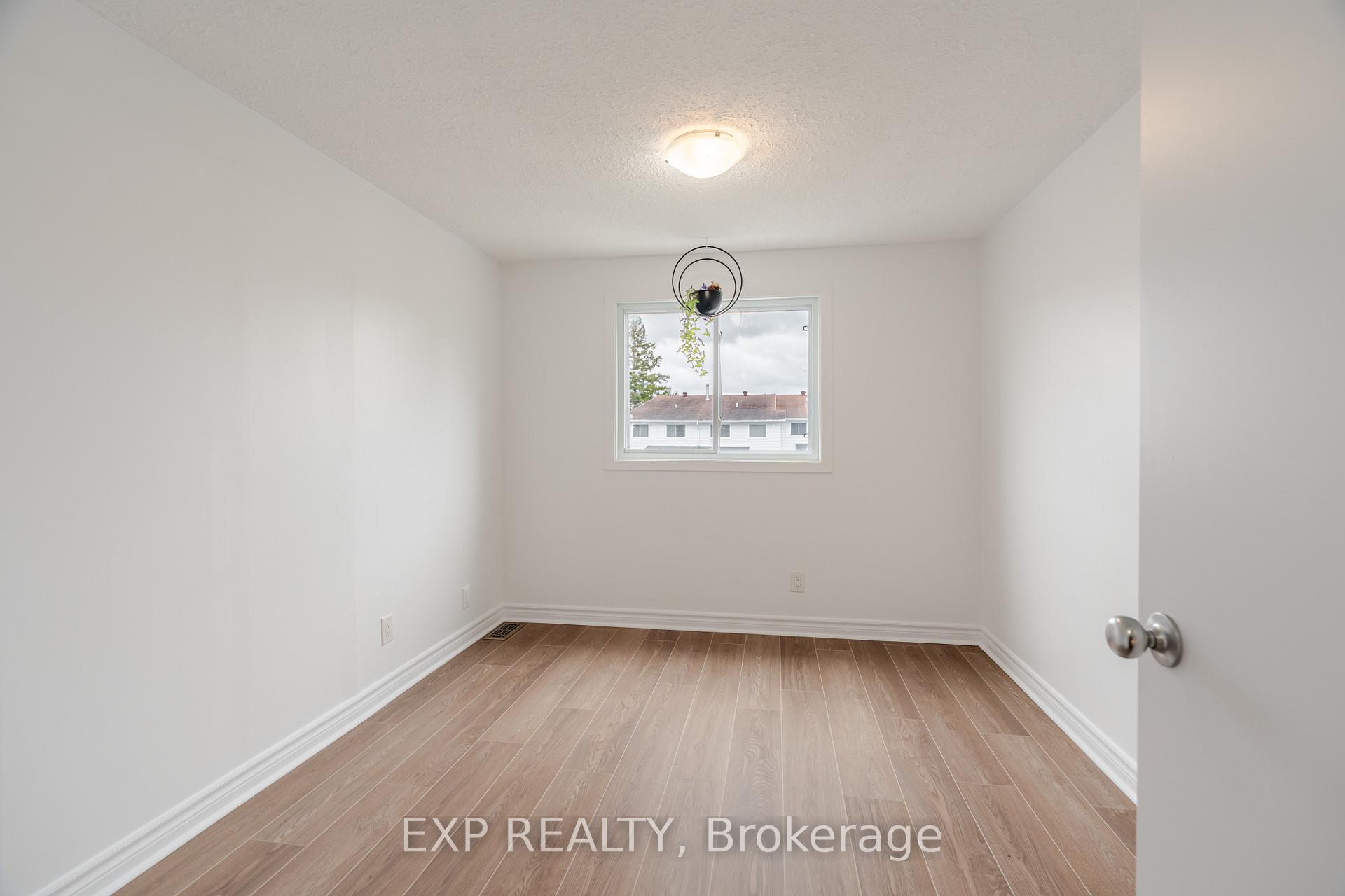 Photo 18 of 60 Alison Korn Private, Ottawa, Bells Corners — HOMEH
