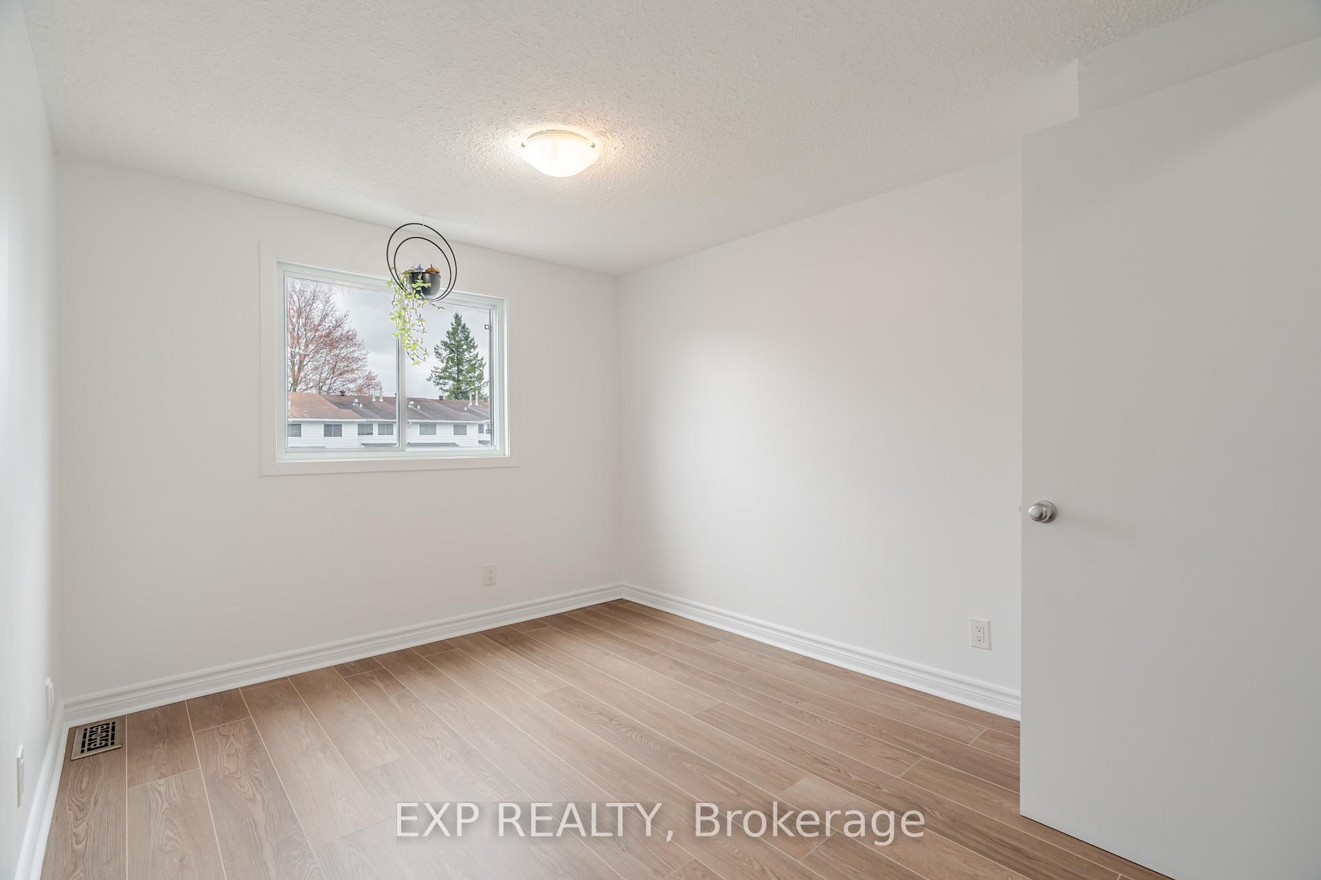 Photo 19 of 60 Alison Korn Private, Ottawa, Bells Corners — HOMEH