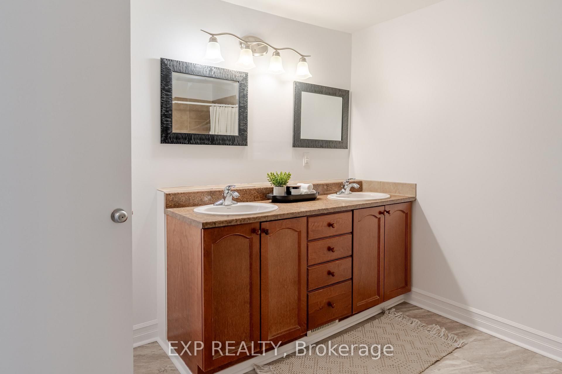 Photo 24 of 60 Alison Korn Private, Ottawa, Bells Corners — HOMEH