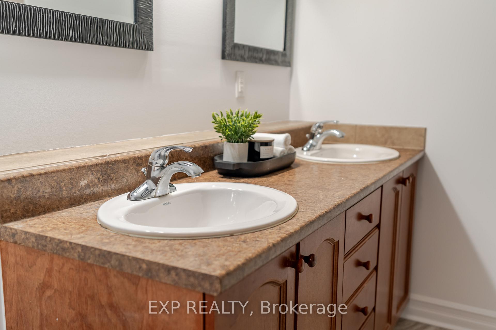 Photo 25 of 60 Alison Korn Private, Ottawa, Bells Corners — HOMEH