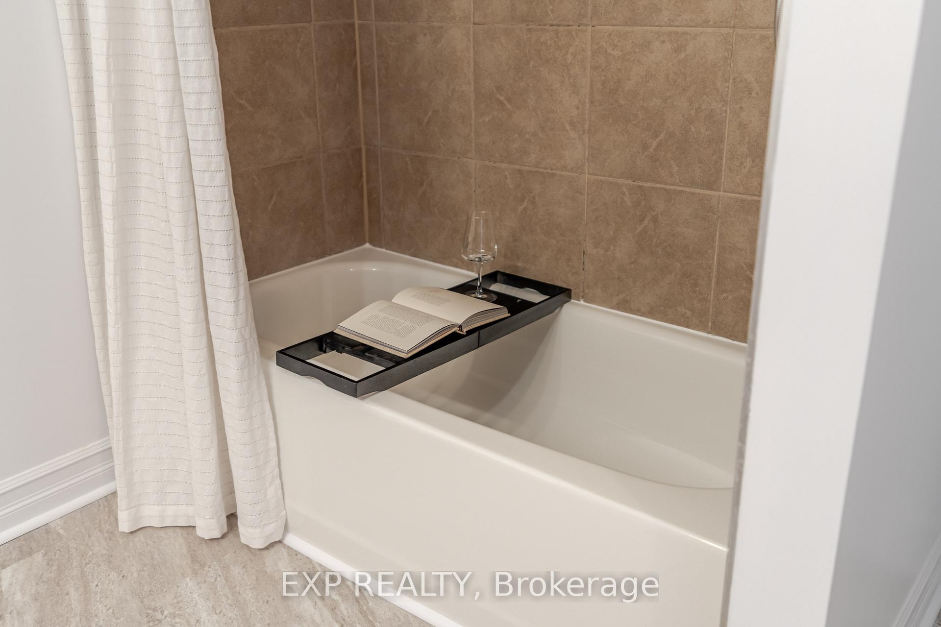 Photo 28 of 60 Alison Korn Private, Ottawa, Bells Corners — HOMEH
