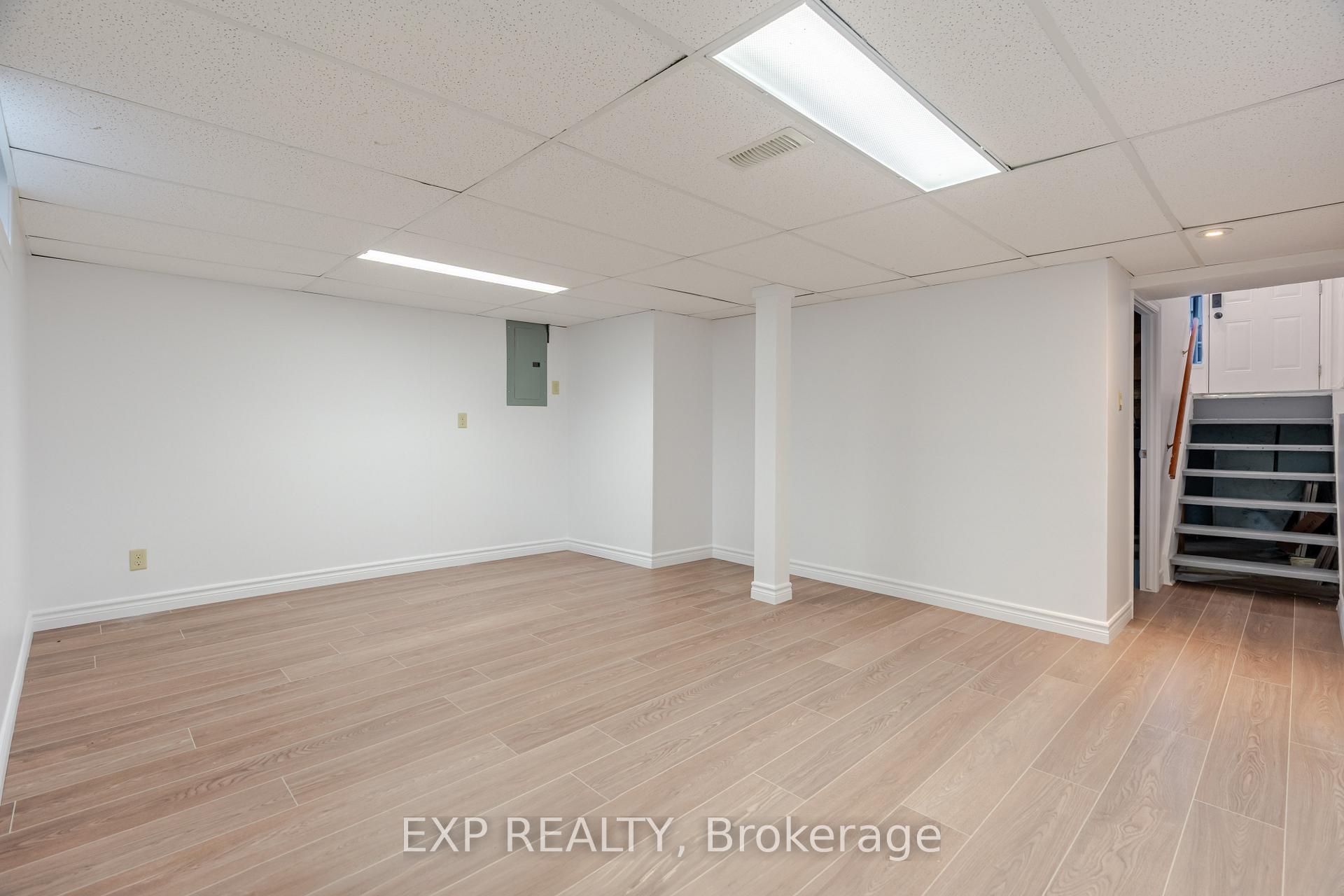Photo 40 of 60 Alison Korn Private, Ottawa, Bells Corners — HOMEH