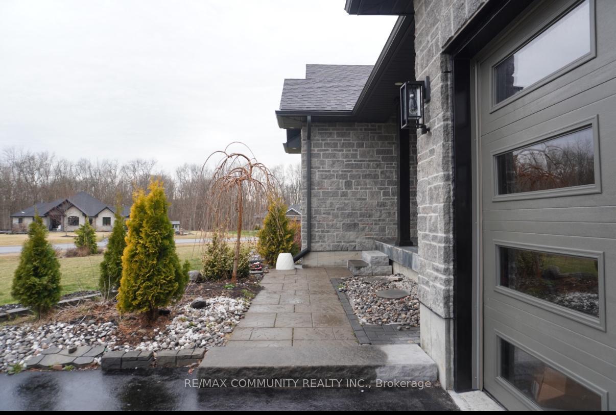 Photo 2 of 98 Hiddenvalley Drive, Belleville, Thurlow Ward — HOMEH