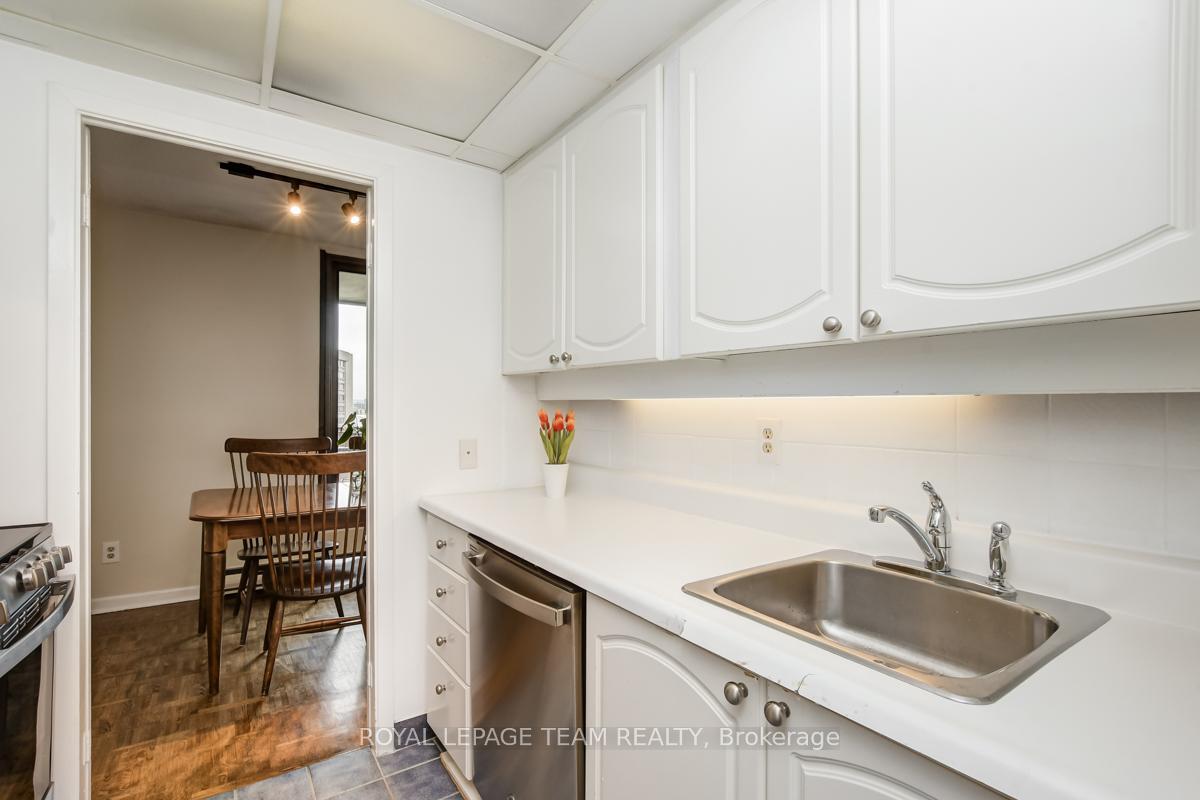 Photo 13 of Unit 1605, 20 The Driveway Drive, Ottawa — HOMEH