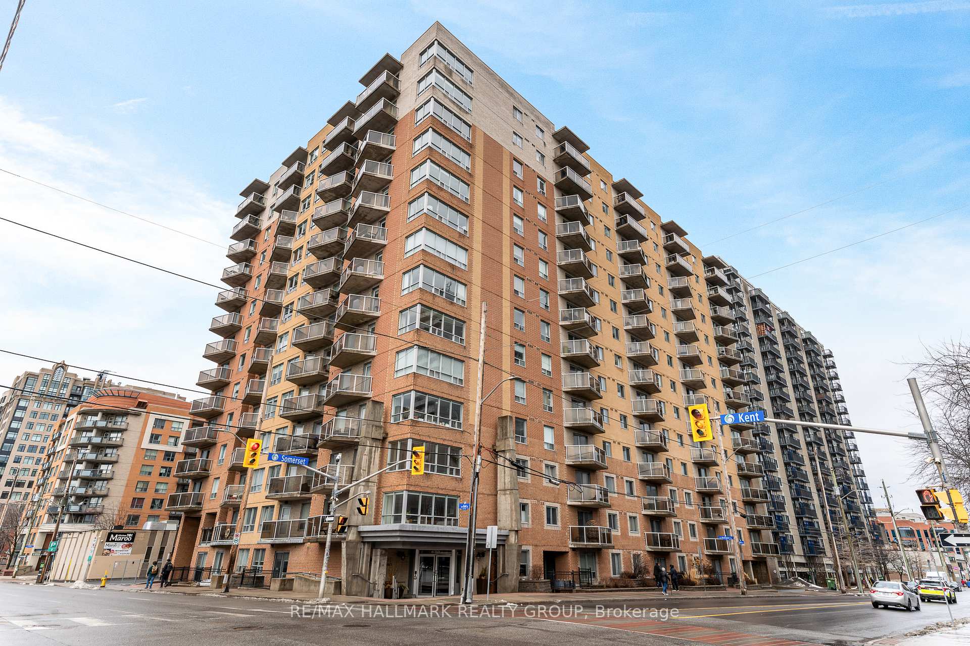 Front of Unit 405, 429 Somerset Street W