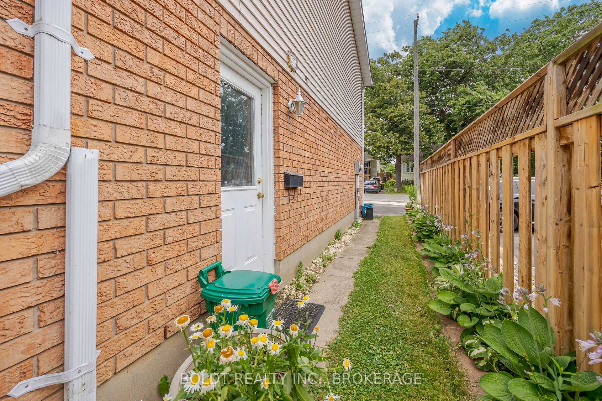 Photo 3 of 101 Arthur Street, St. Catharines, Lakeshore — HOMEH