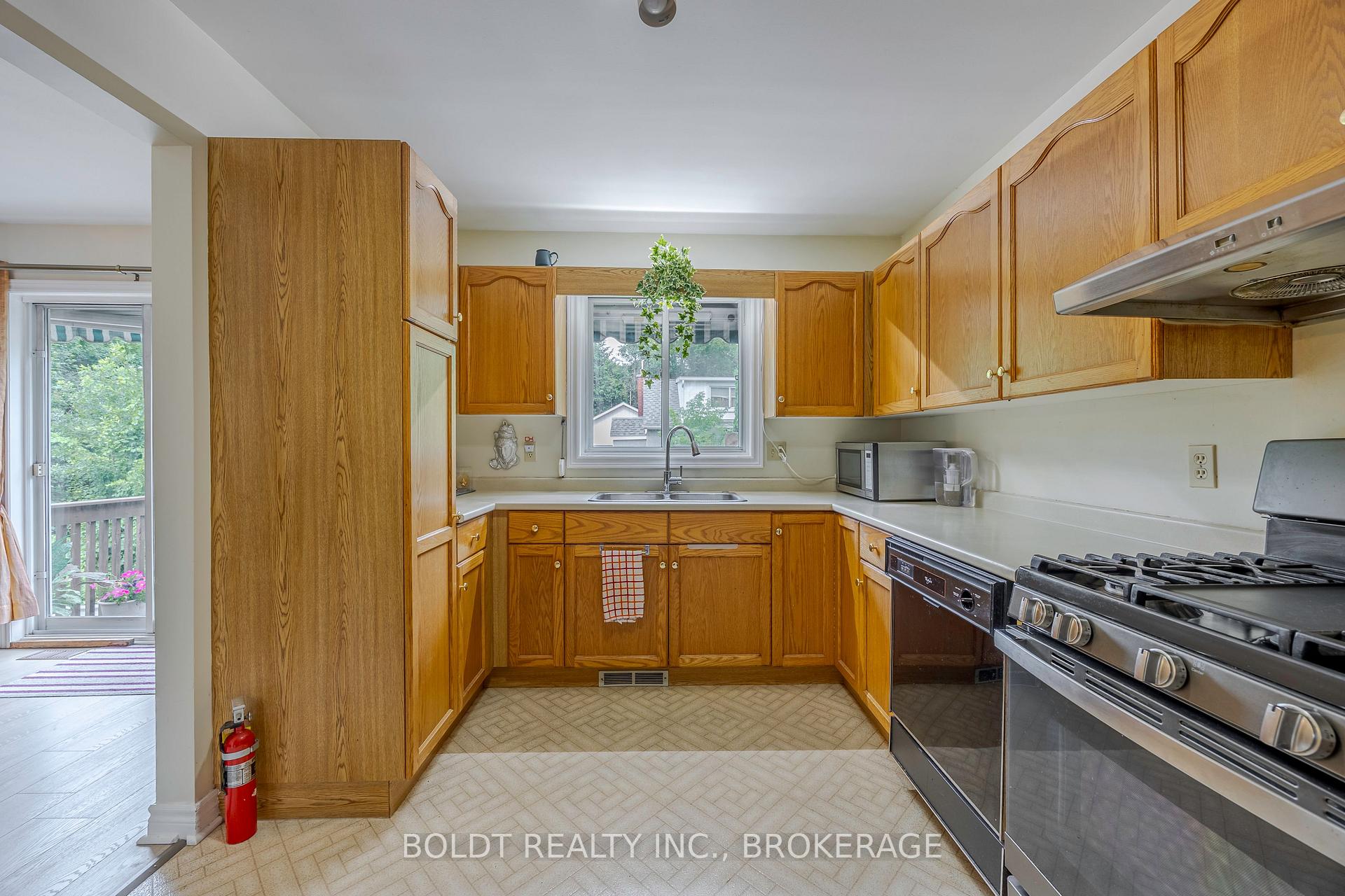 Photo 9 of 101 Arthur Street, St. Catharines, Lakeshore — HOMEH