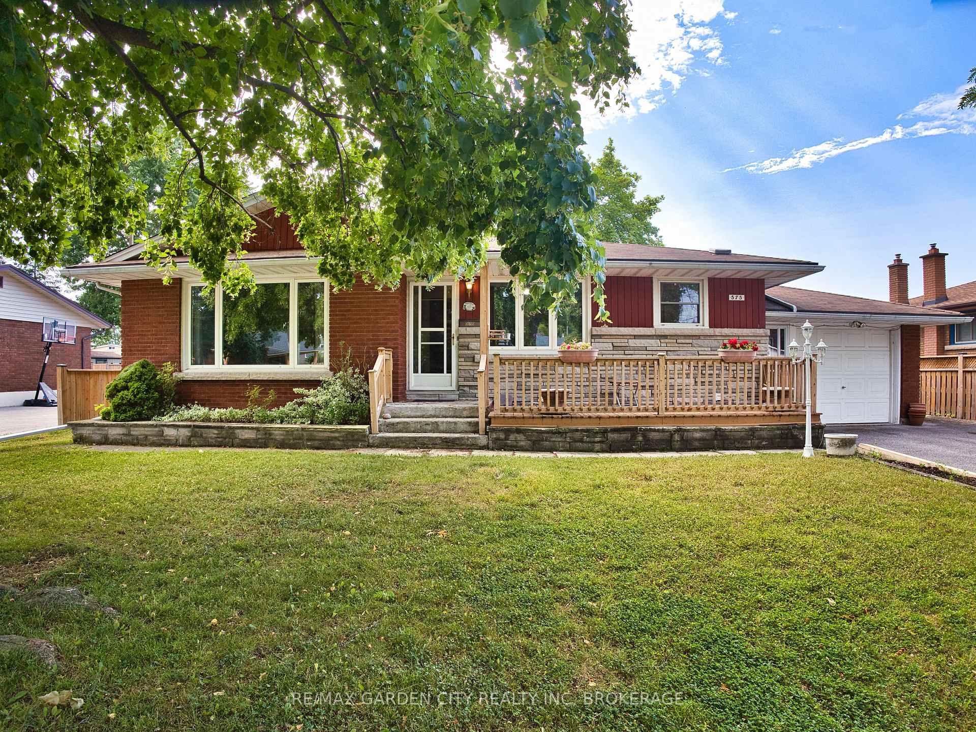 Photo 2 of 575 Vine Street, St. Catharines, Vine/Linwell — HOMEH