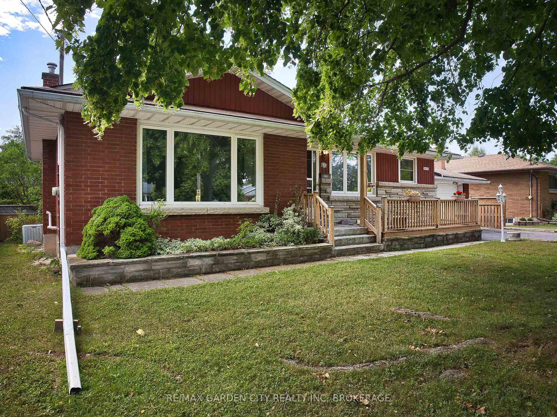 Photo 3 of 575 Vine Street, St. Catharines, Vine/Linwell — HOMEH