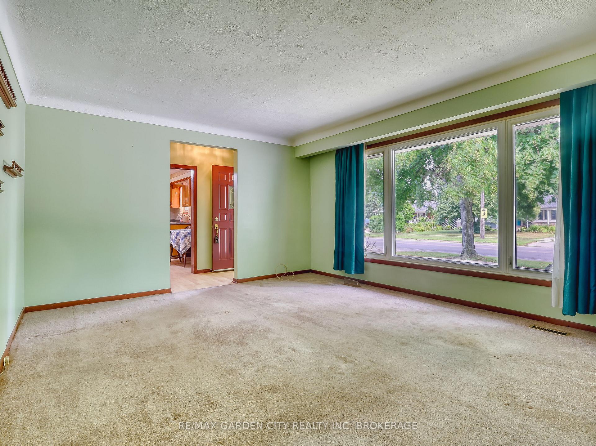 Photo 4 of 575 Vine Street, St. Catharines, Vine/Linwell — HOMEH
