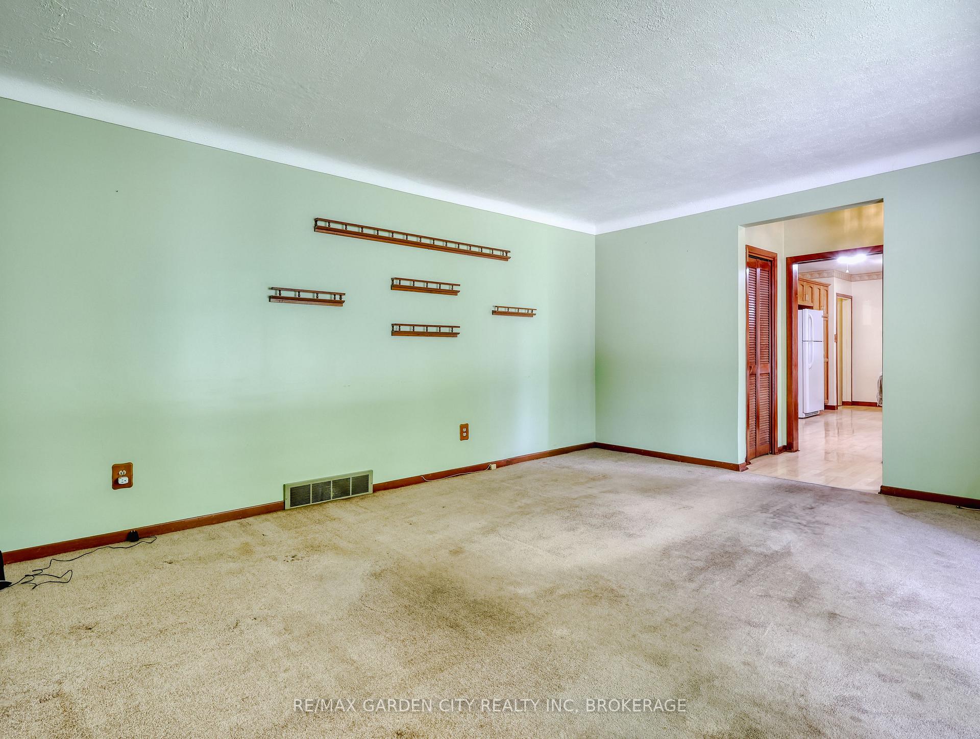 Photo 5 of 575 Vine Street, St. Catharines, Vine/Linwell — HOMEH