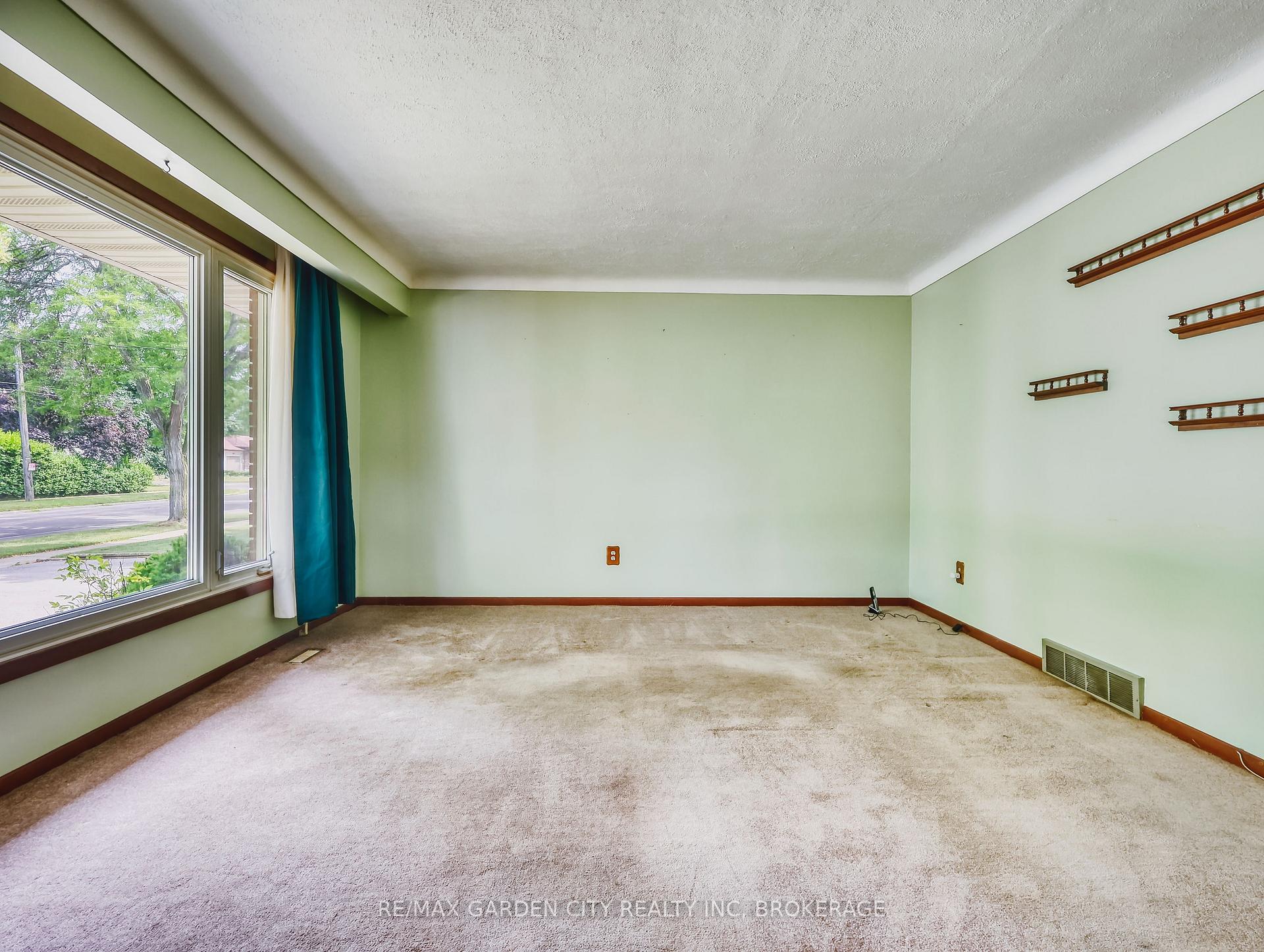 Photo 6 of 575 Vine Street, St. Catharines, Vine/Linwell — HOMEH