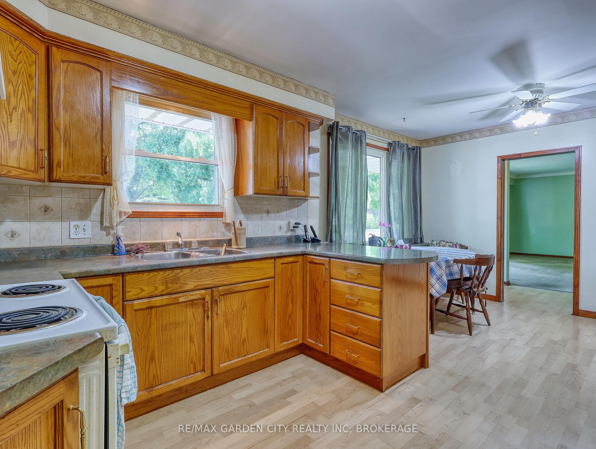 Photo 7 of 575 Vine Street, St. Catharines, Vine/Linwell — HOMEH