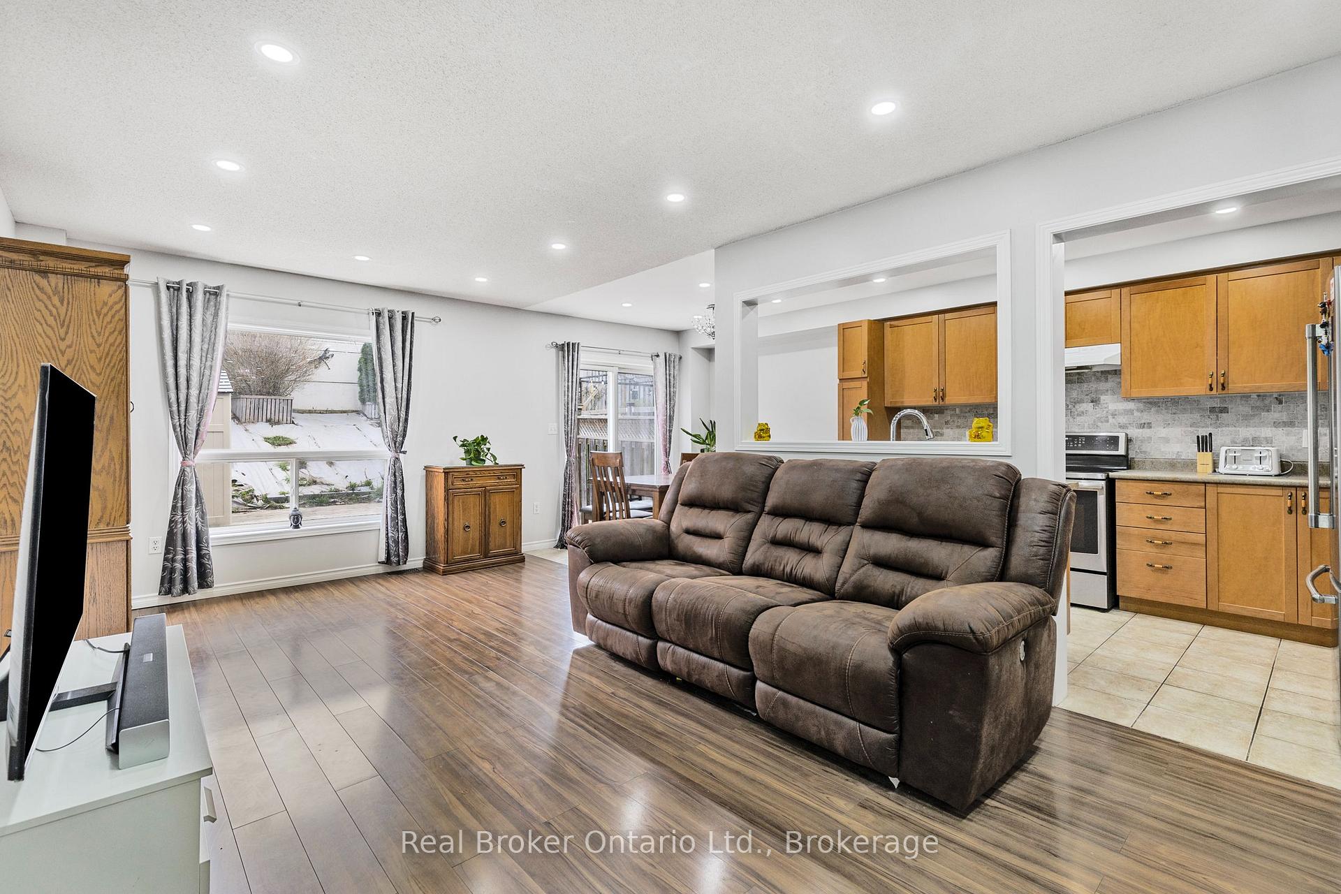 Photo 29 of 28 Whitefish Crescent, Hamilton, Lakeshore — HOMEH