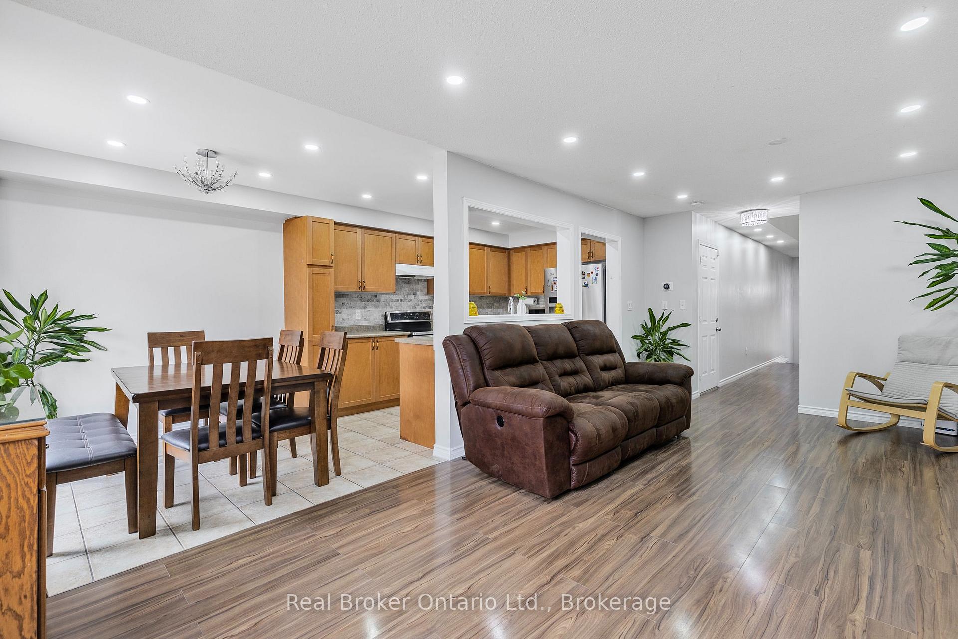 Photo 30 of 28 Whitefish Crescent, Hamilton, Lakeshore — HOMEH