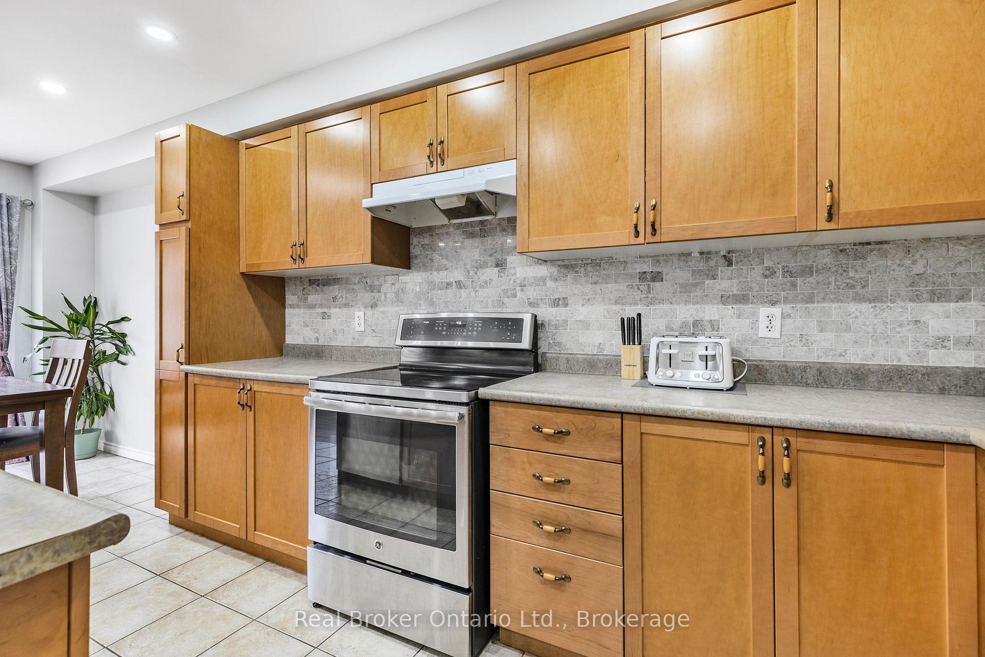 Photo 32 of 28 Whitefish Crescent, Hamilton, Lakeshore — HOMEH