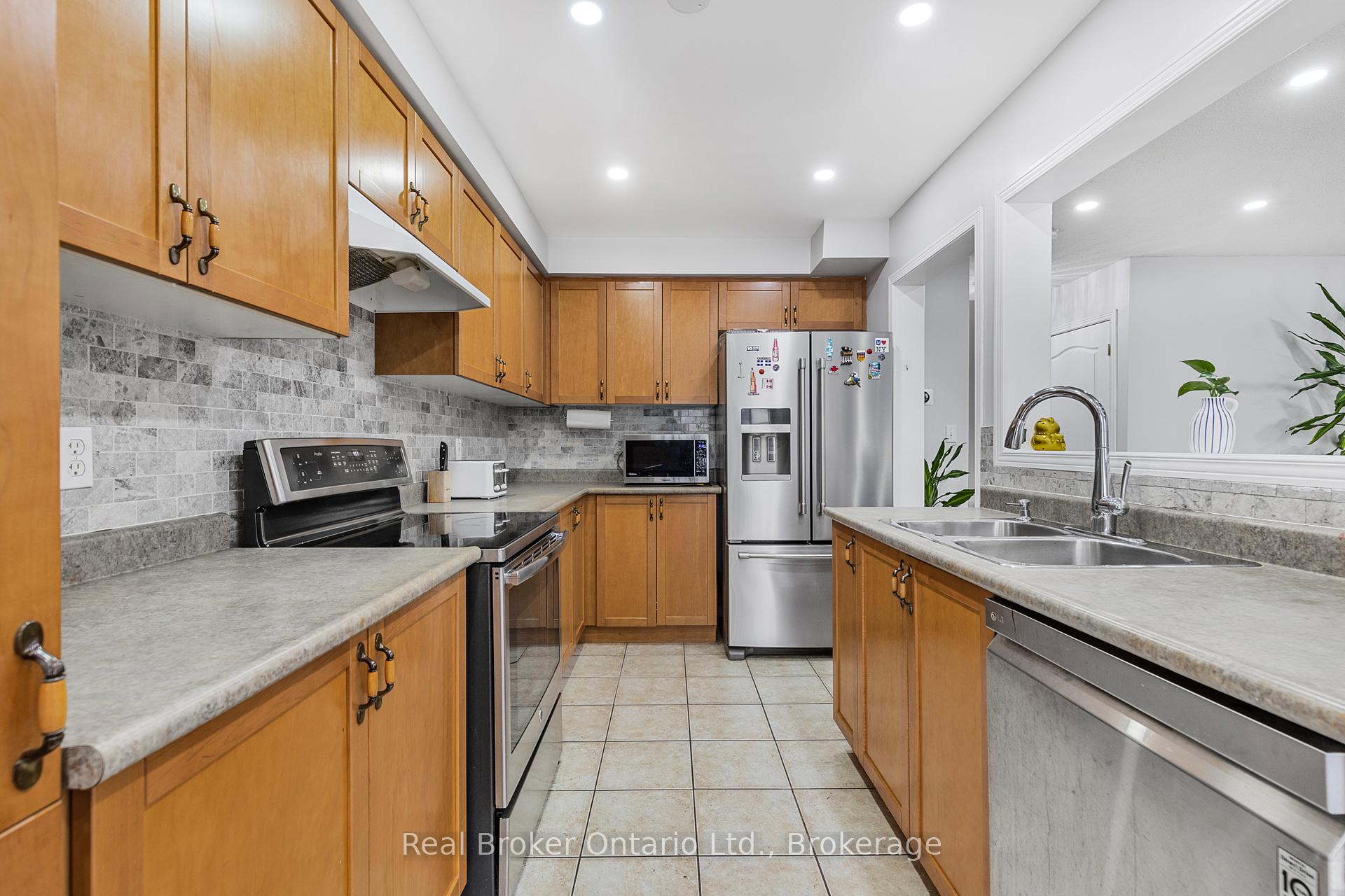 Photo 33 of 28 Whitefish Crescent, Hamilton, Lakeshore — HOMEH