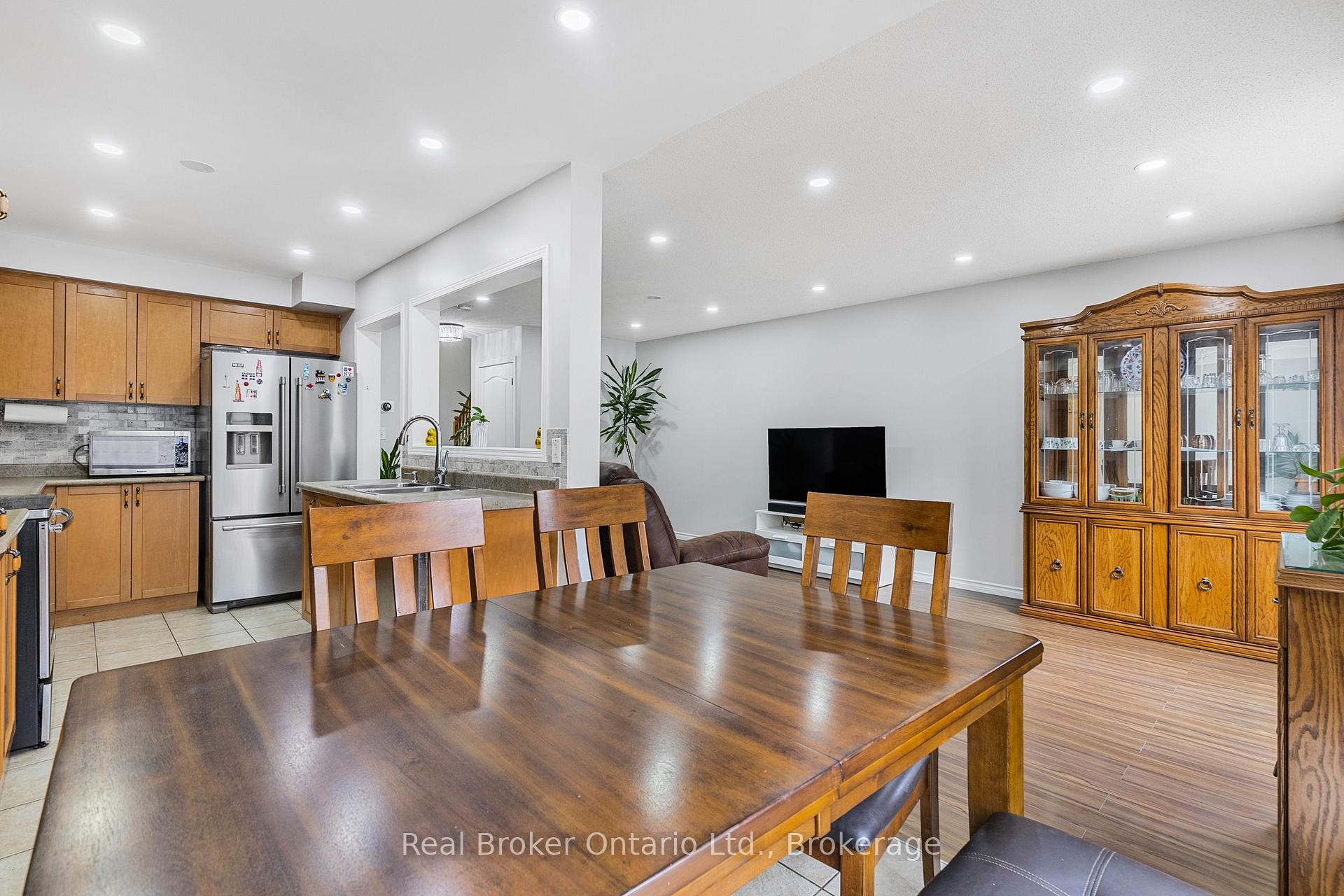 Photo 12 of 28 Whitefish Crescent, Hamilton, Lakeshore — HOMEH