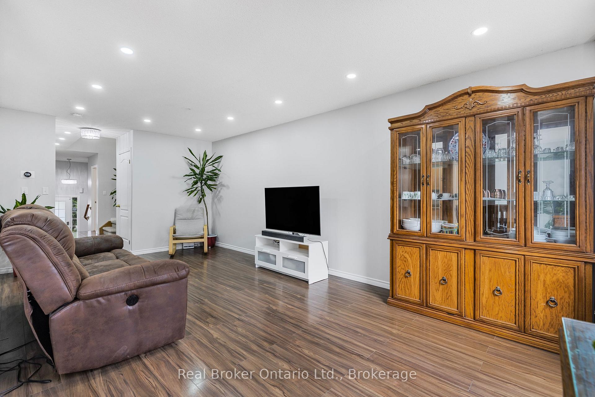 Photo 15 of 28 Whitefish Crescent, Hamilton, Lakeshore — HOMEH