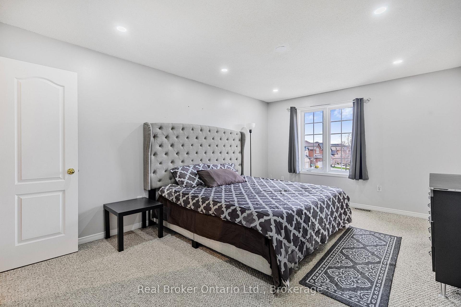 Photo 18 of 28 Whitefish Crescent, Hamilton, Lakeshore — HOMEH