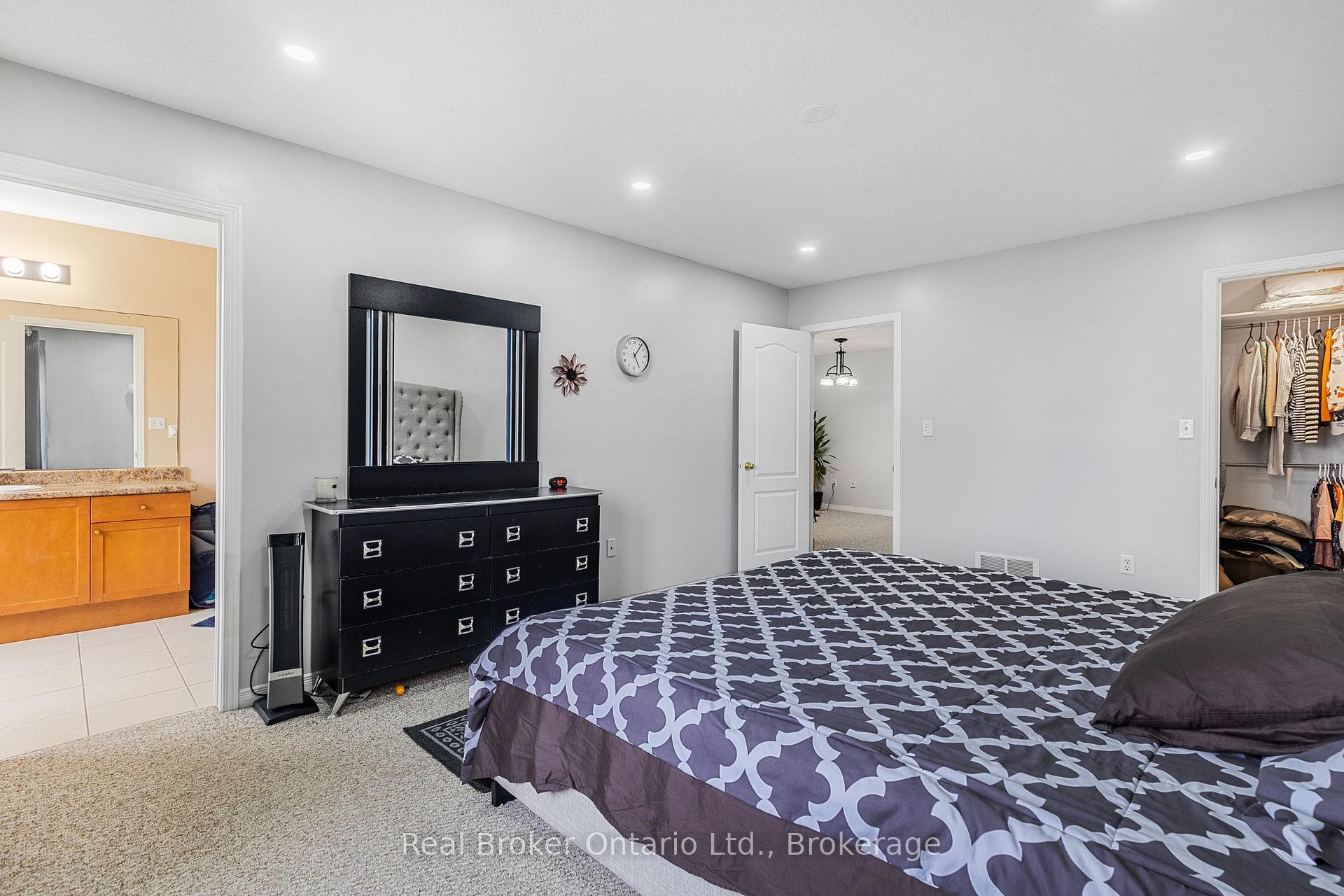 Photo 19 of 28 Whitefish Crescent, Hamilton, Lakeshore — HOMEH
