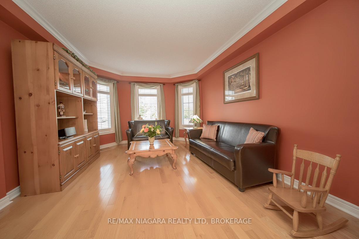 Photo 5 of 45 Goodman Crescent, St. Catharines, Rykert/Vansickle — HOMEH