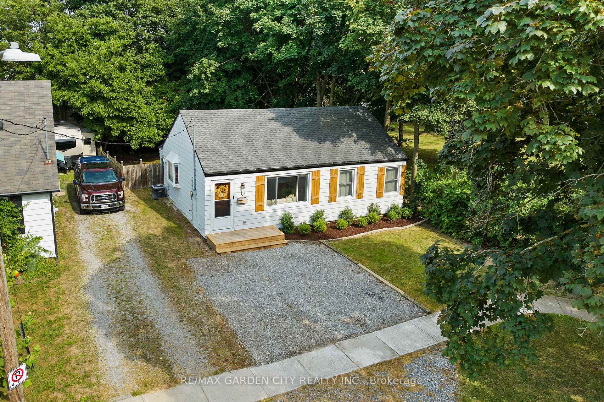 Photo 1 of 10 Belfast Court, St. Catharines, Haig — HOMEH