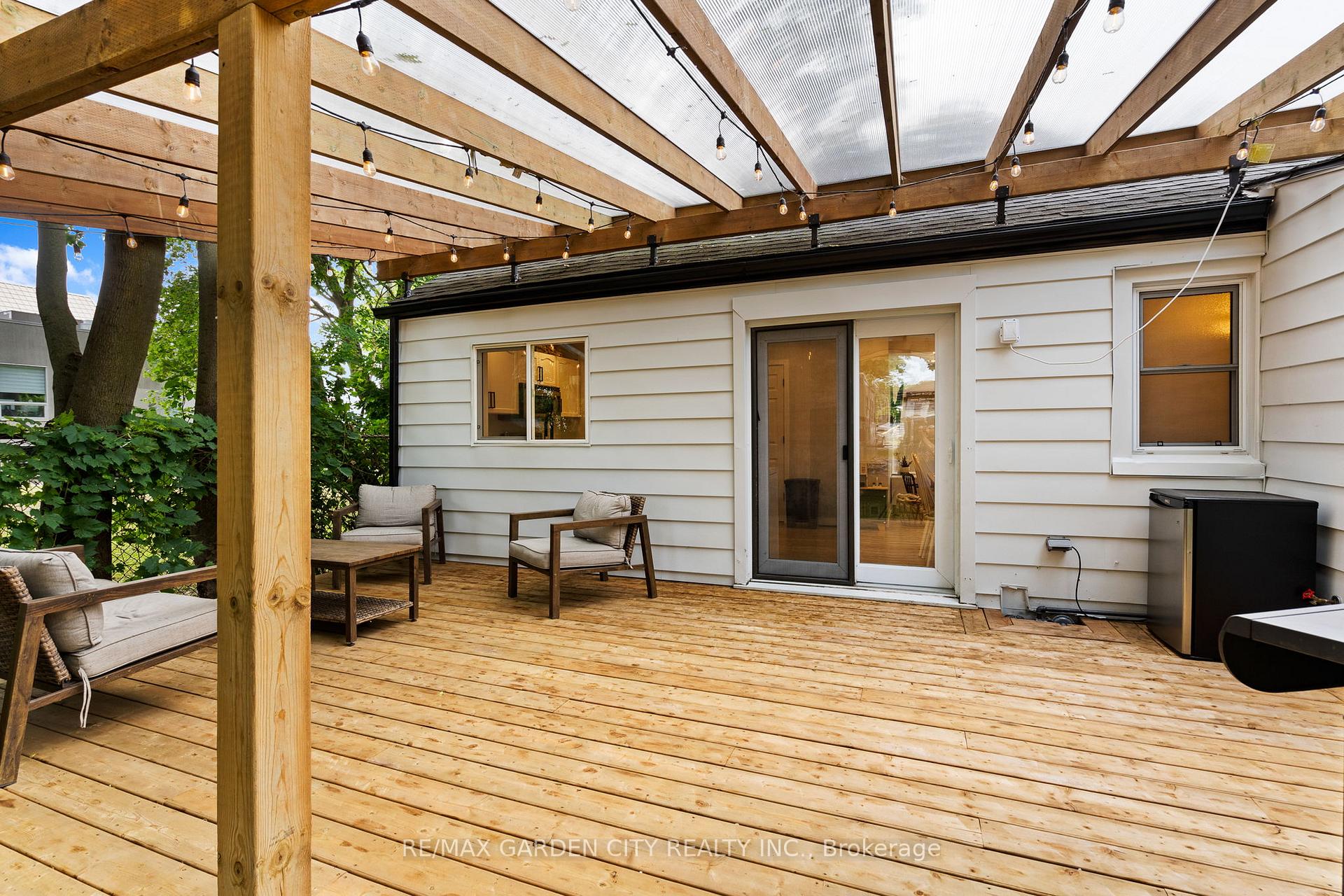 Photo 4 of 10 Belfast Court, St. Catharines, Haig — HOMEH