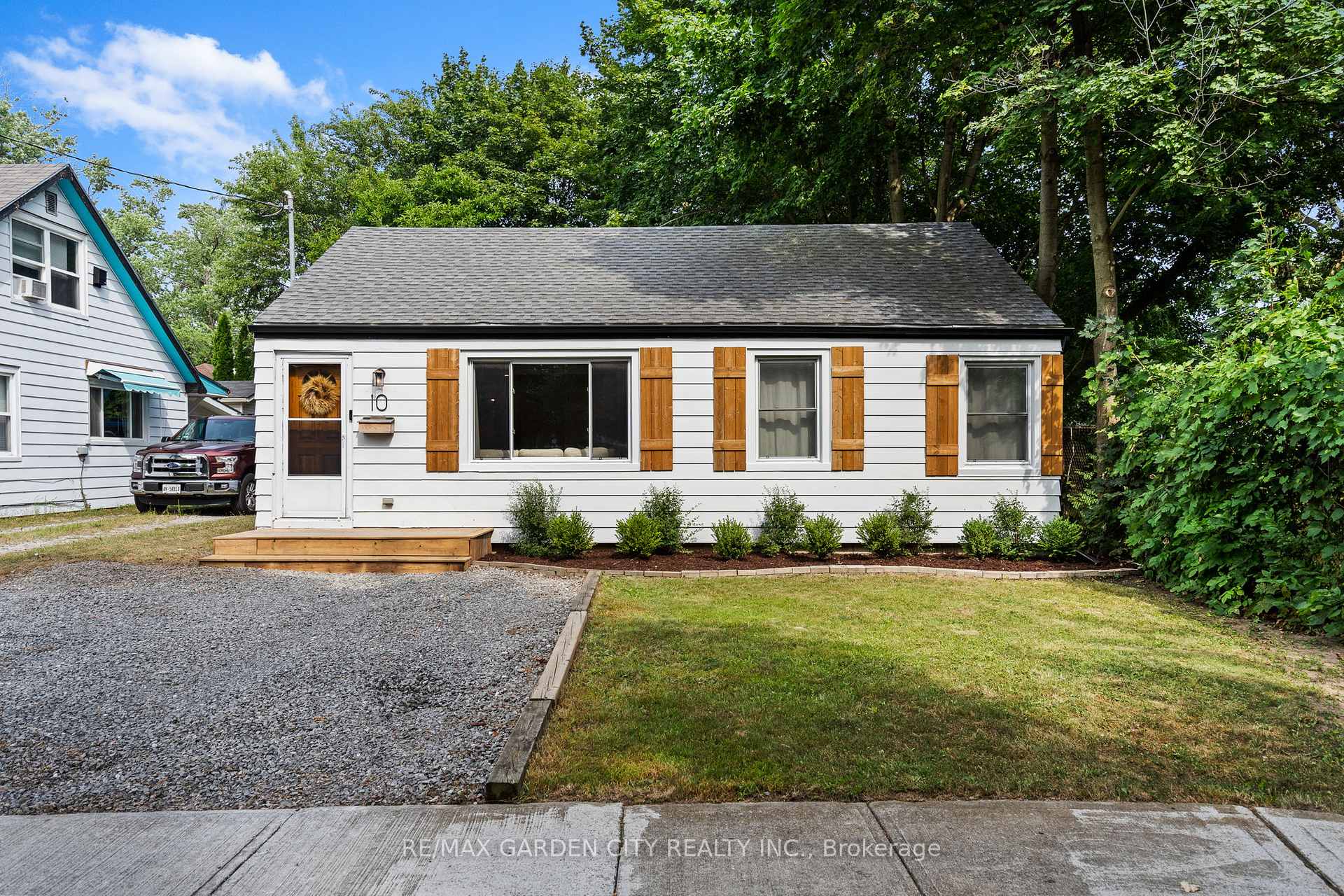 Photo 6 of 10 Belfast Court, St. Catharines, Haig — HOMEH