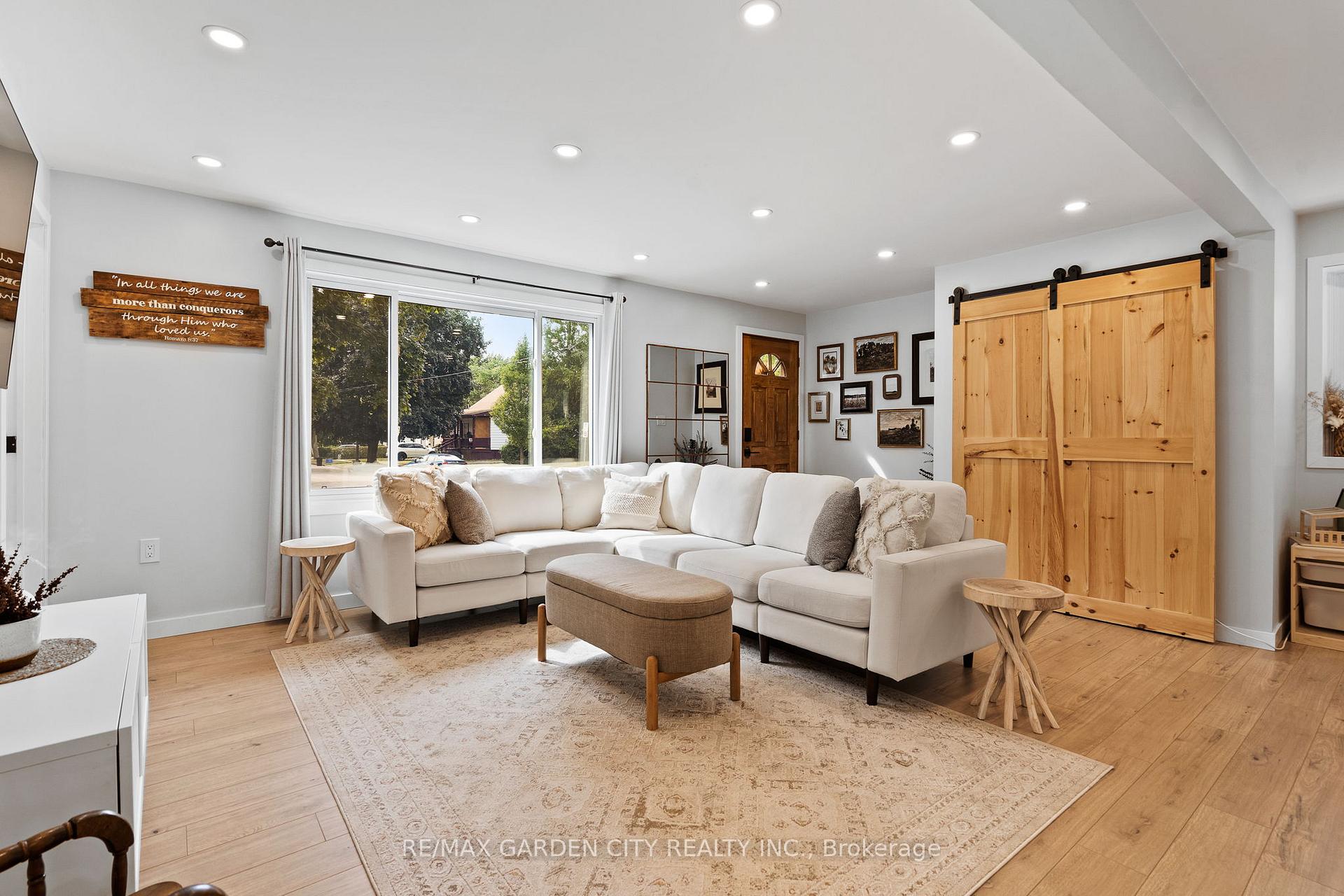 Photo 8 of 10 Belfast Court, St. Catharines, Haig — HOMEH