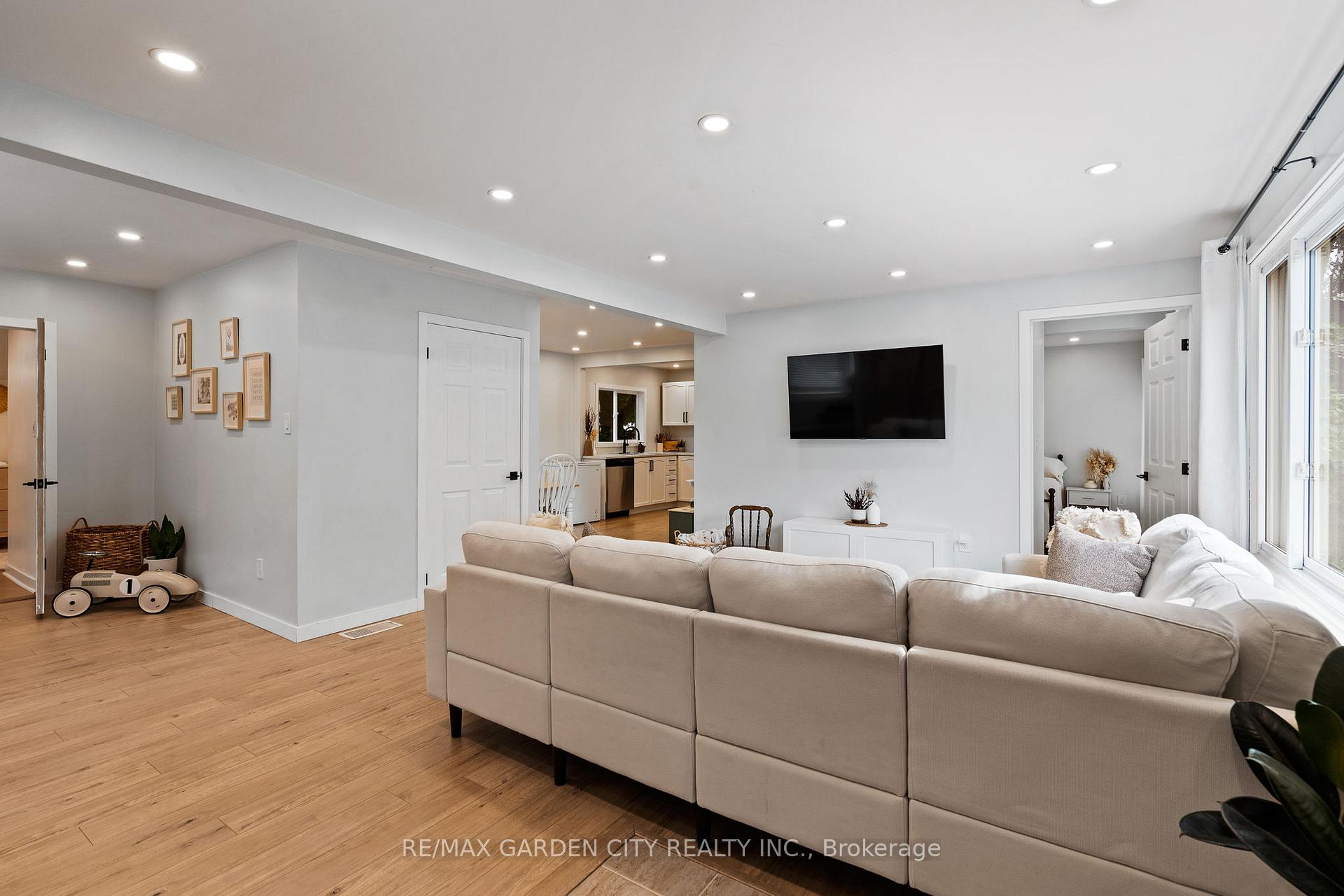 Photo 11 of 10 Belfast Court, St. Catharines, Haig — HOMEH