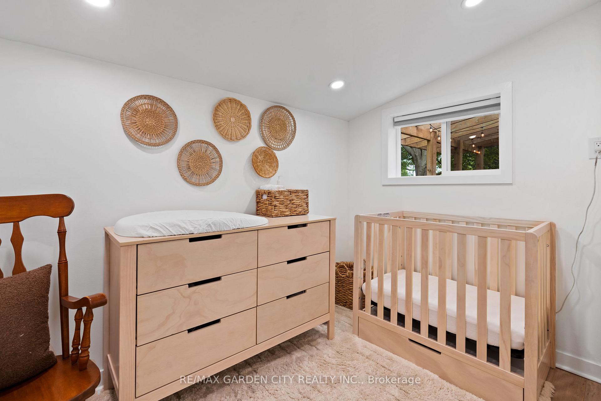 Photo 13 of 10 Belfast Court, St. Catharines, Haig — HOMEH