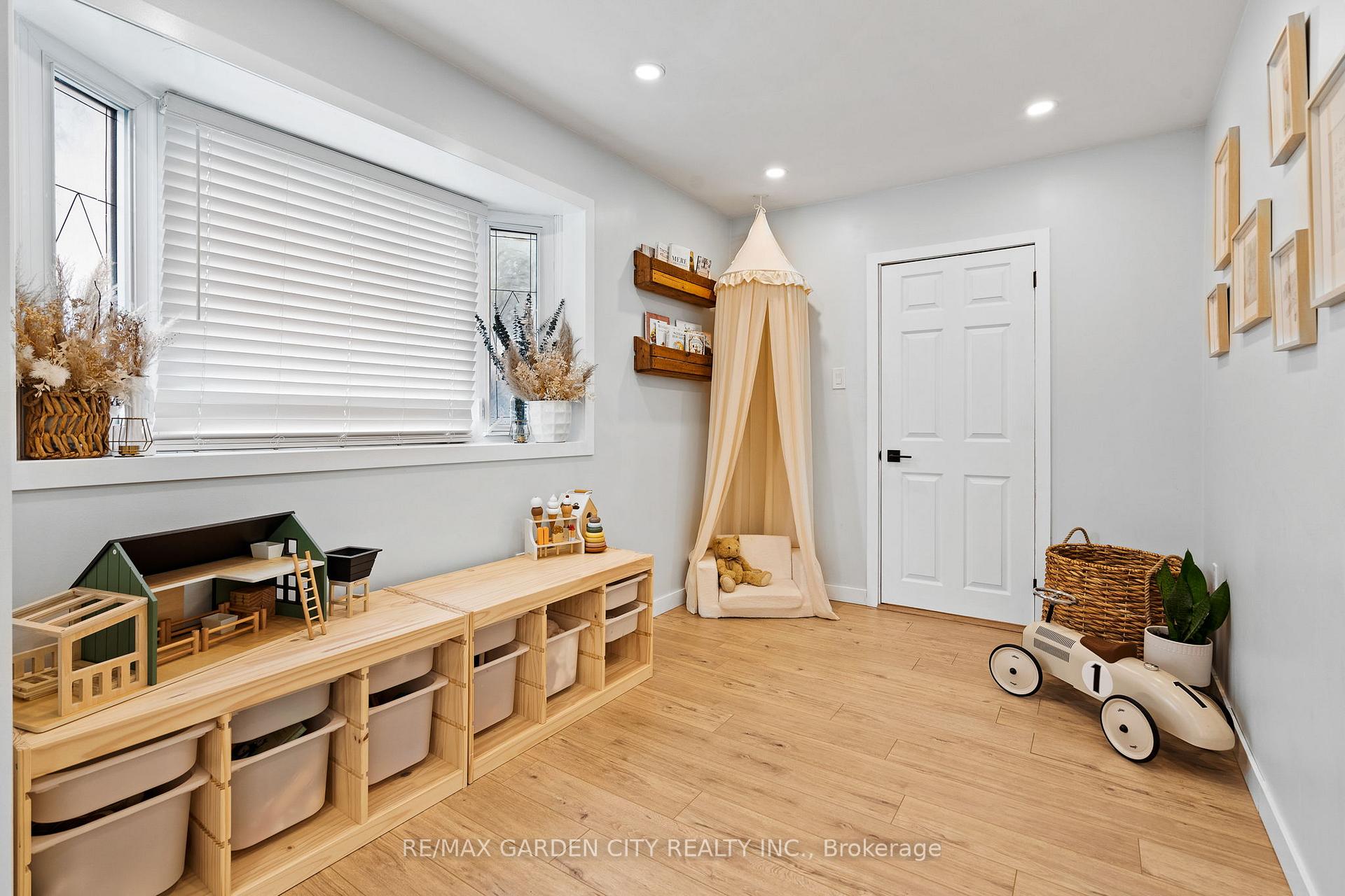 Photo 16 of 10 Belfast Court, St. Catharines, Haig — HOMEH