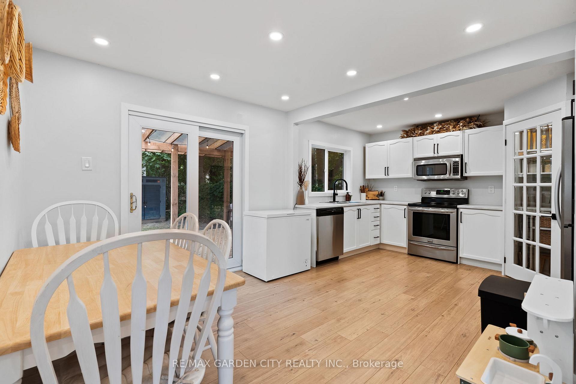 Photo 18 of 10 Belfast Court, St. Catharines, Haig — HOMEH