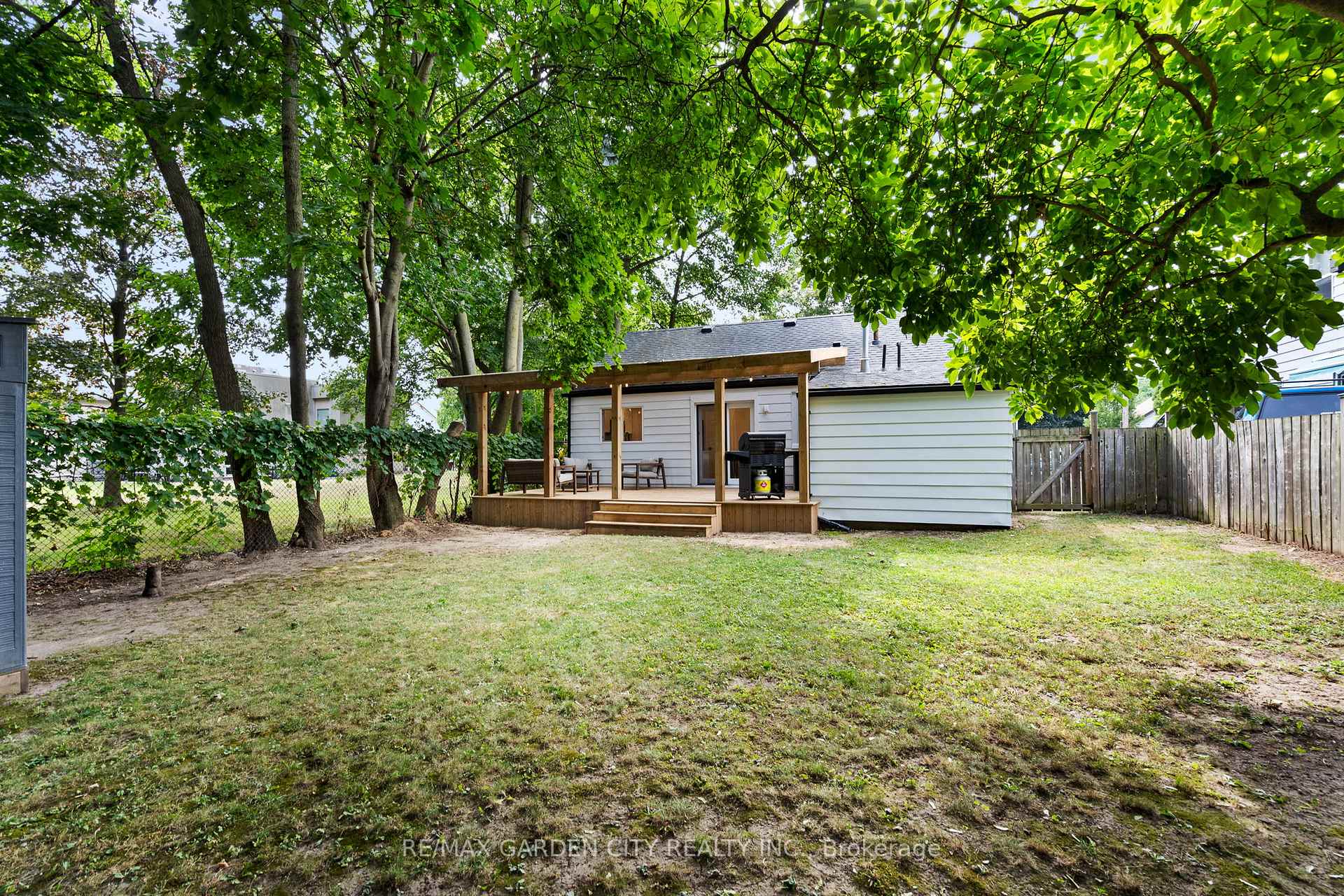 Photo 29 of 10 Belfast Court, St. Catharines, Haig — HOMEH