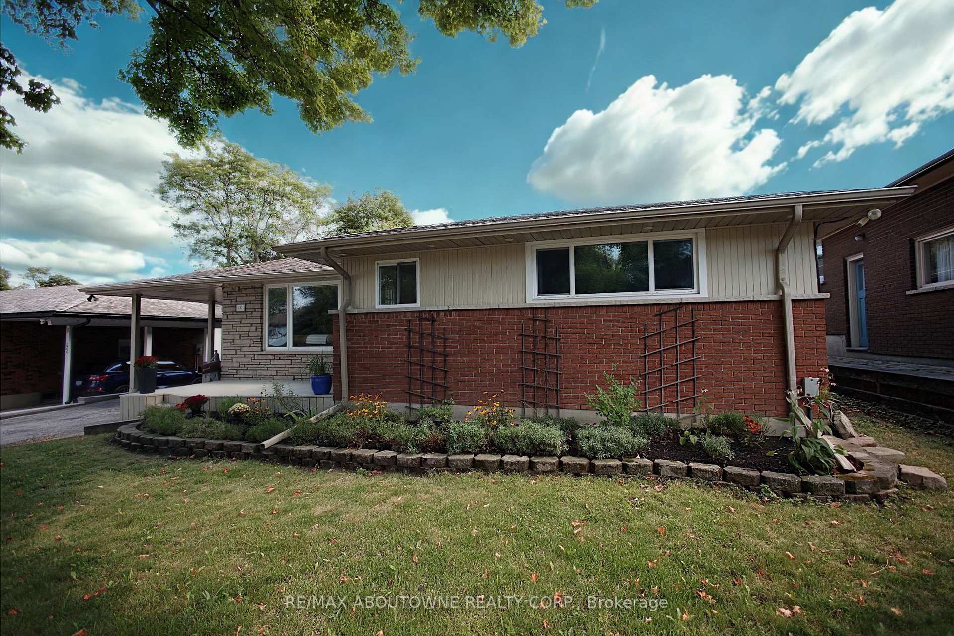 Photo 2 of 40 Autumn Leaf Road, Hamilton, Dundas — HOMEH