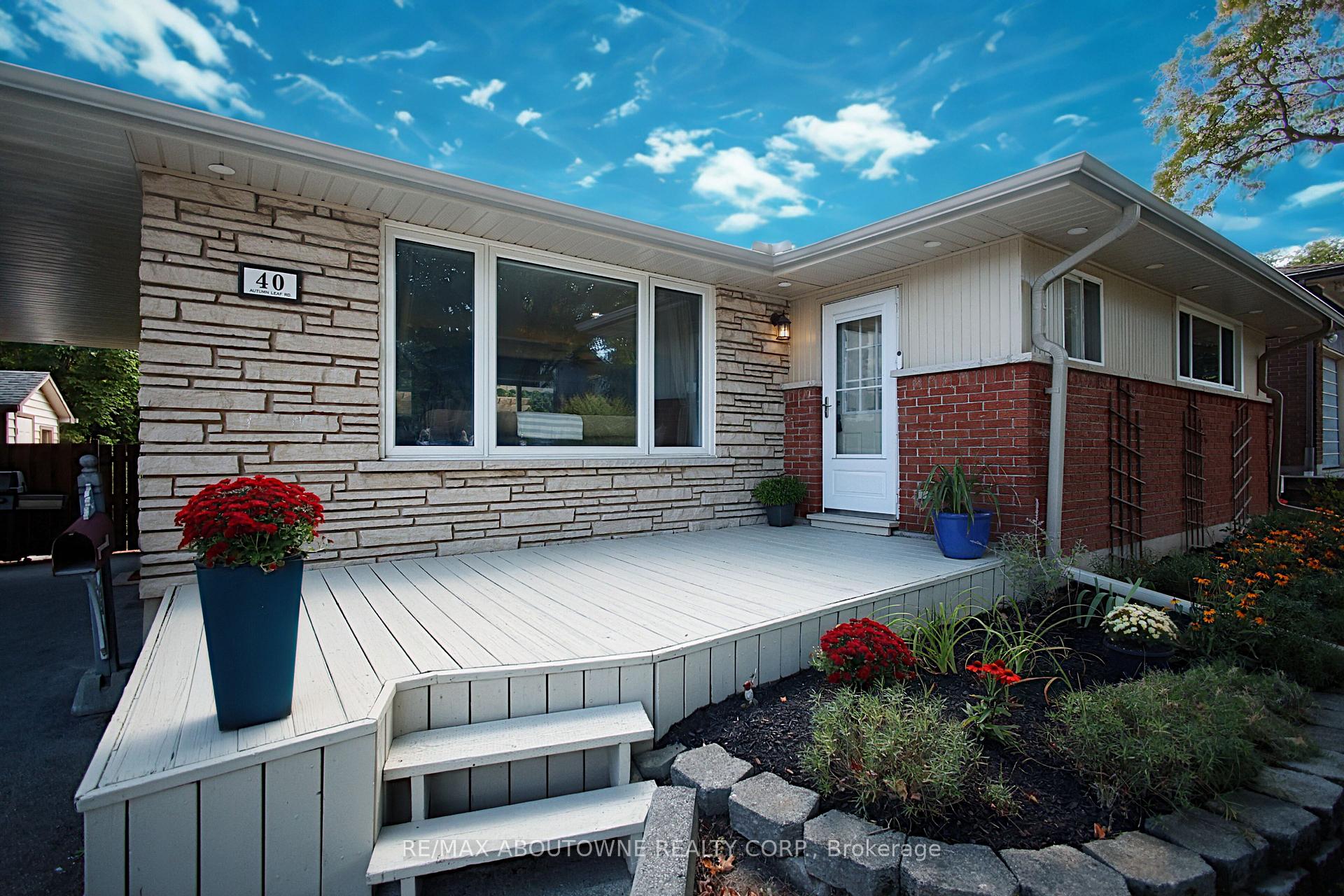 Photo 3 of 40 Autumn Leaf Road, Hamilton, Dundas — HOMEH