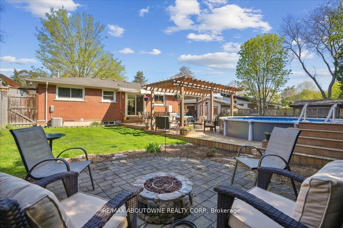 Photo 4 of 40 Autumn Leaf Road, Hamilton, Dundas — HOMEH