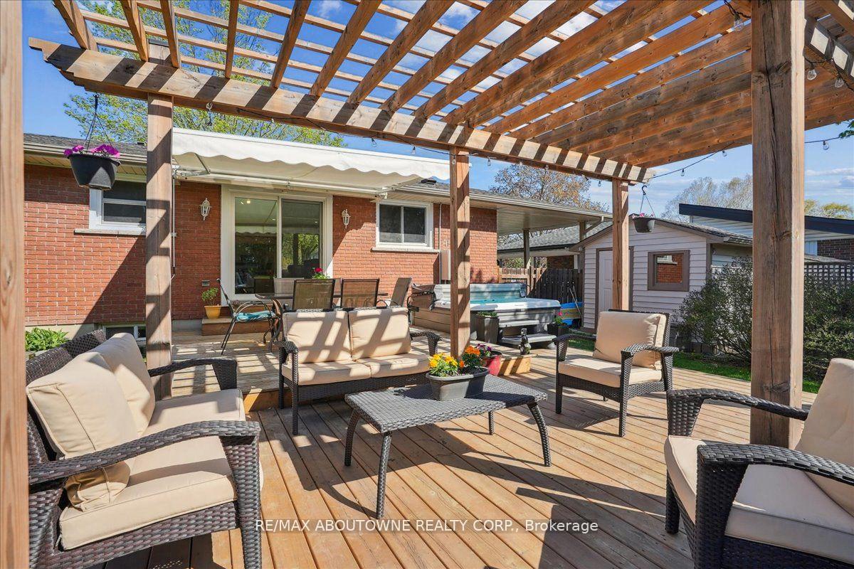 Photo 5 of 40 Autumn Leaf Road, Hamilton, Dundas — HOMEH